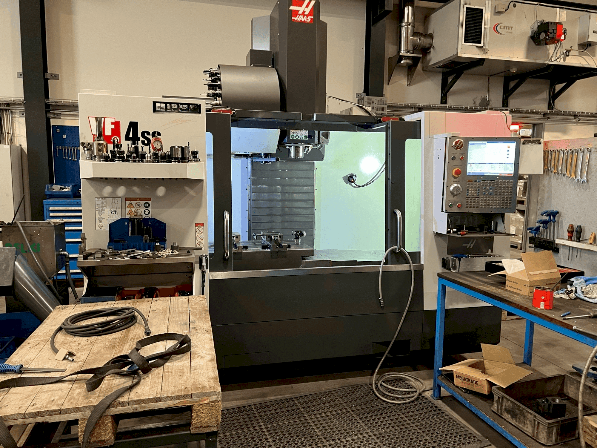 Вид станка HAAS VF-4SS спереди