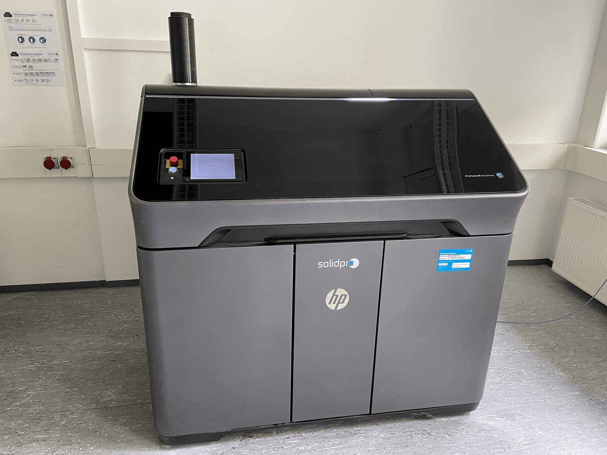Вид станка HP Jet Fusion 580 Color 3D printer спереди