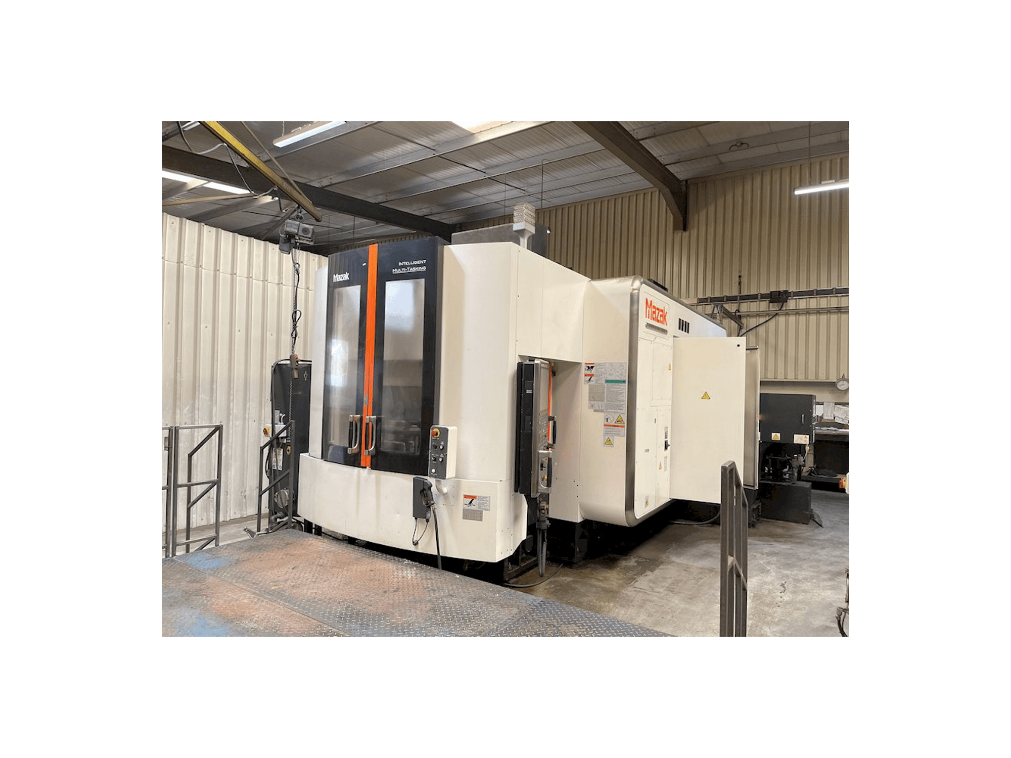 Вид станка Mazak VARIAXIS i-800 спереди