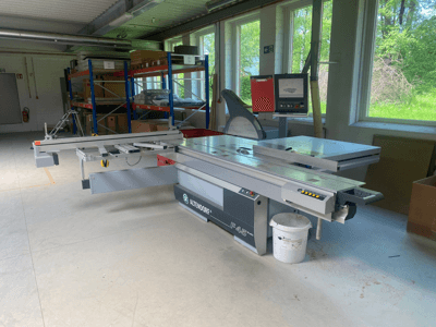 Пила с раздвижным столом ALTENDORF F45, вид спереди, с регулируемым раздвижным столом, цифровым дисплеем и панелью управления.