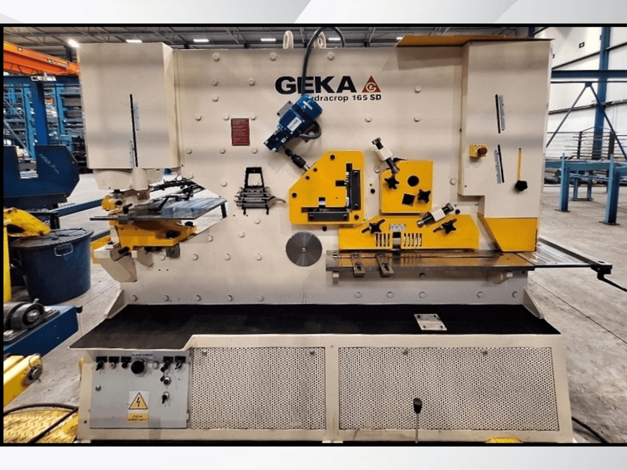 Ножово-резательный станок с ЧПУ GEKA HYDRACROP 165/300 SD в виде спереди, демонстрирующий элементы управления и особенности резки.