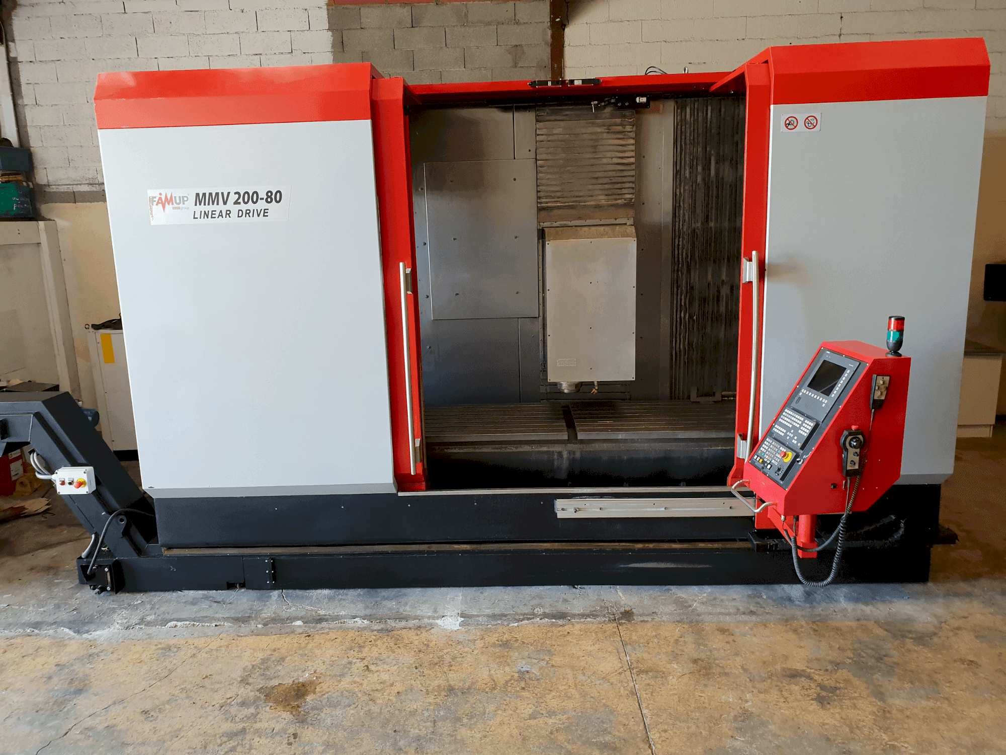 Вид станка FAMUP MMV 200-80 Linear Drive спереди