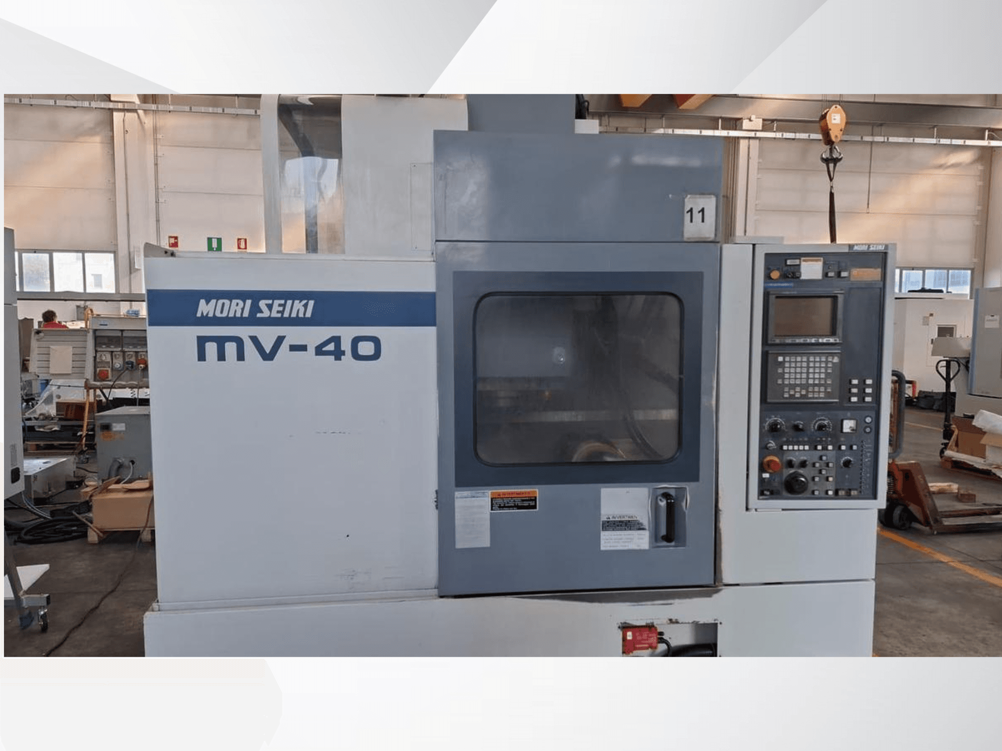 Вертикальный обрабатывающий центр MORI SEIKI MV-40, вид спереди, панель управления и окно, в мастерской.