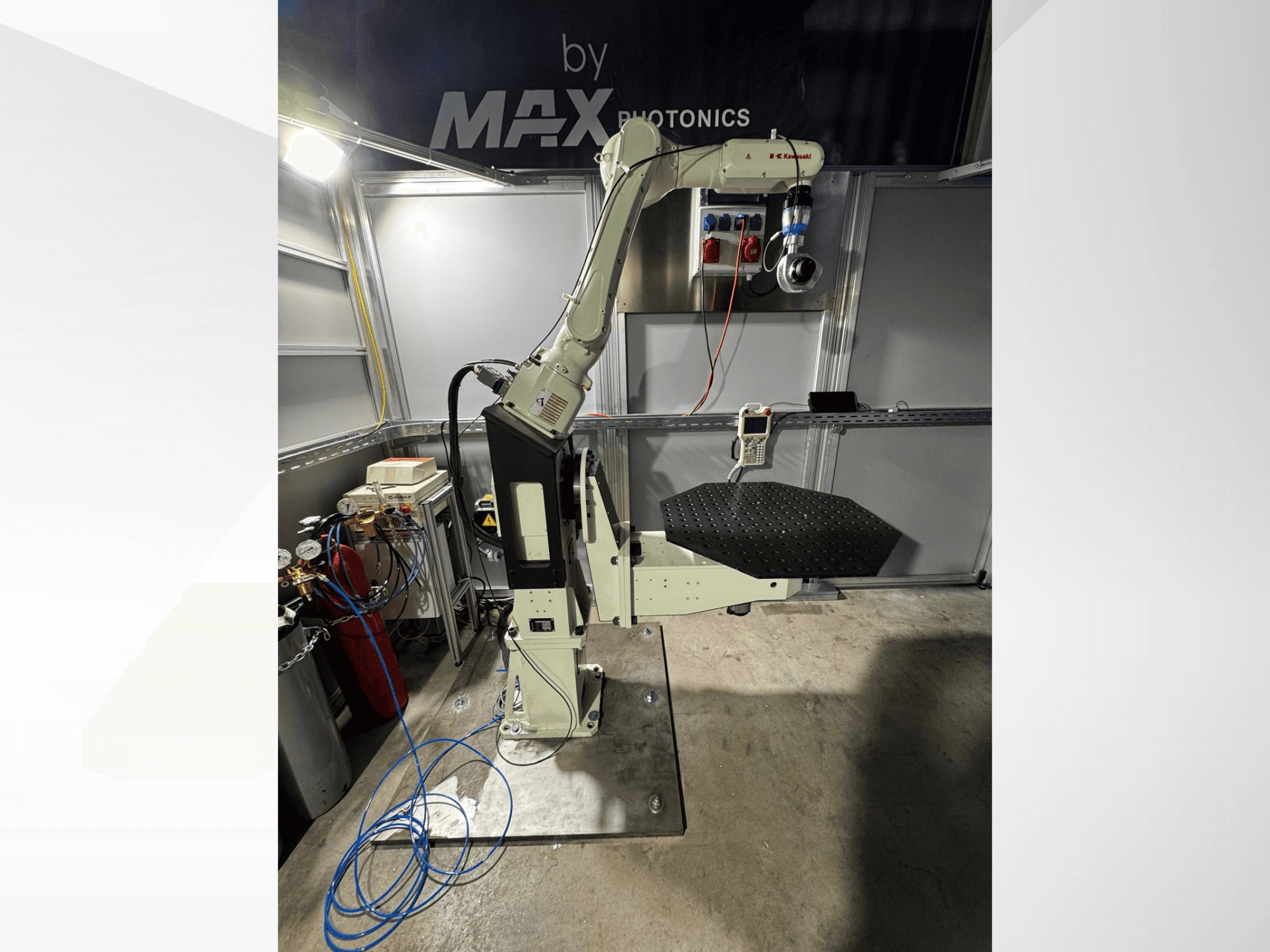 Роботизированный манипулятор Max Photonics, вид спереди, с черной перфорированной платформой и панелью управления с датчиками и кабелями.