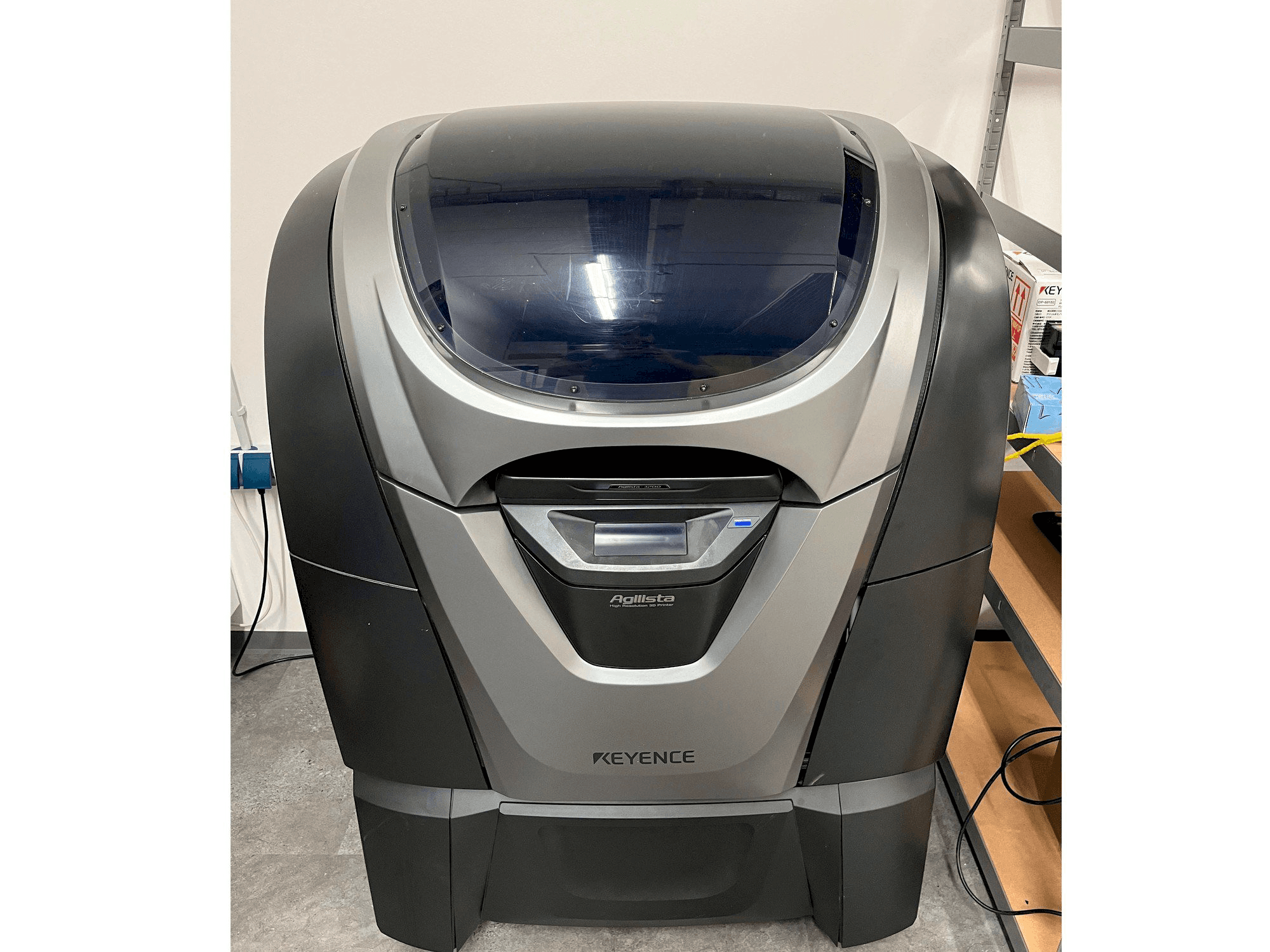 Вид станка KEYENCE Agilista 3200-w спереди