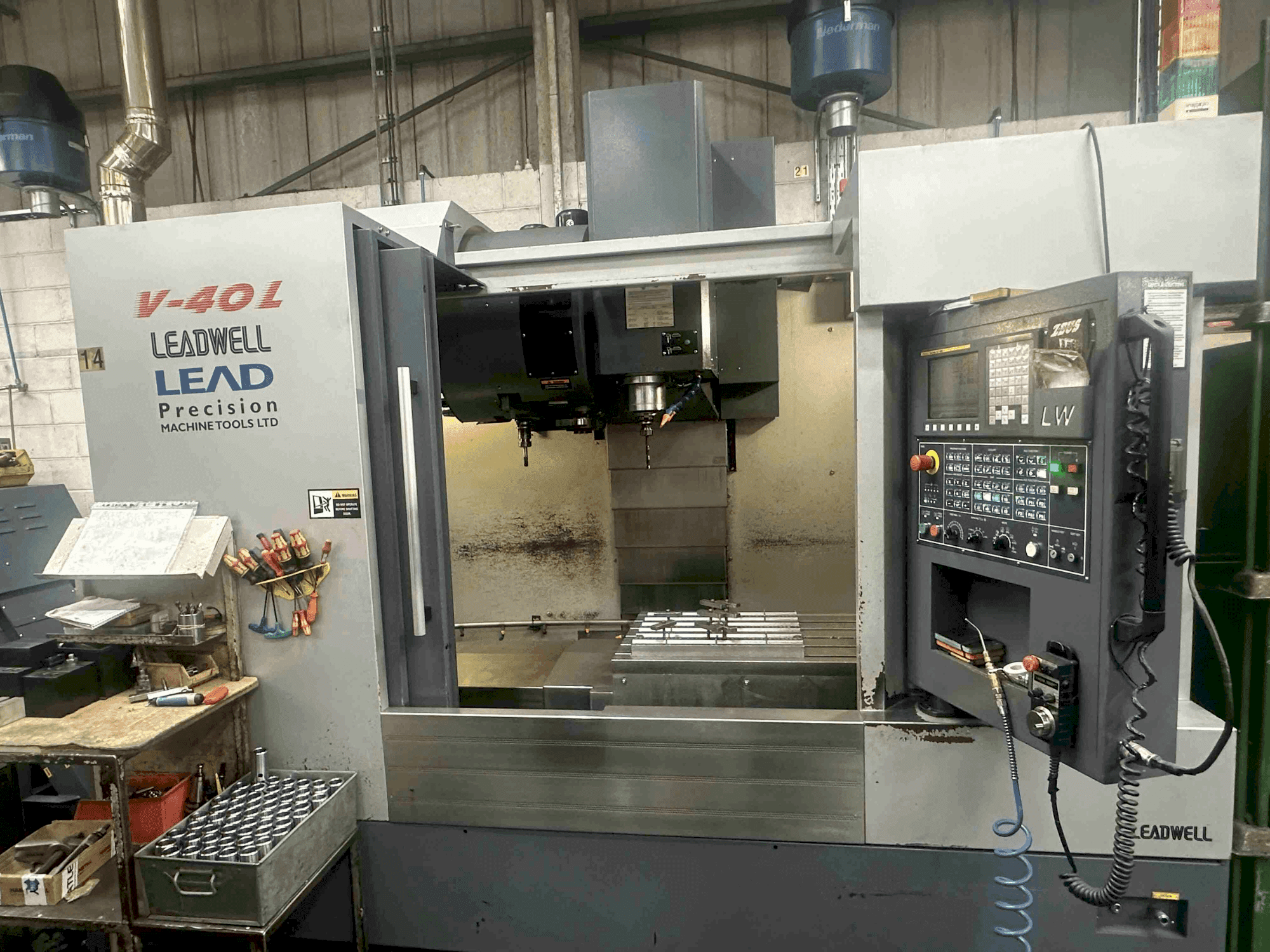 Вид станка Leadwell V-40L спереди