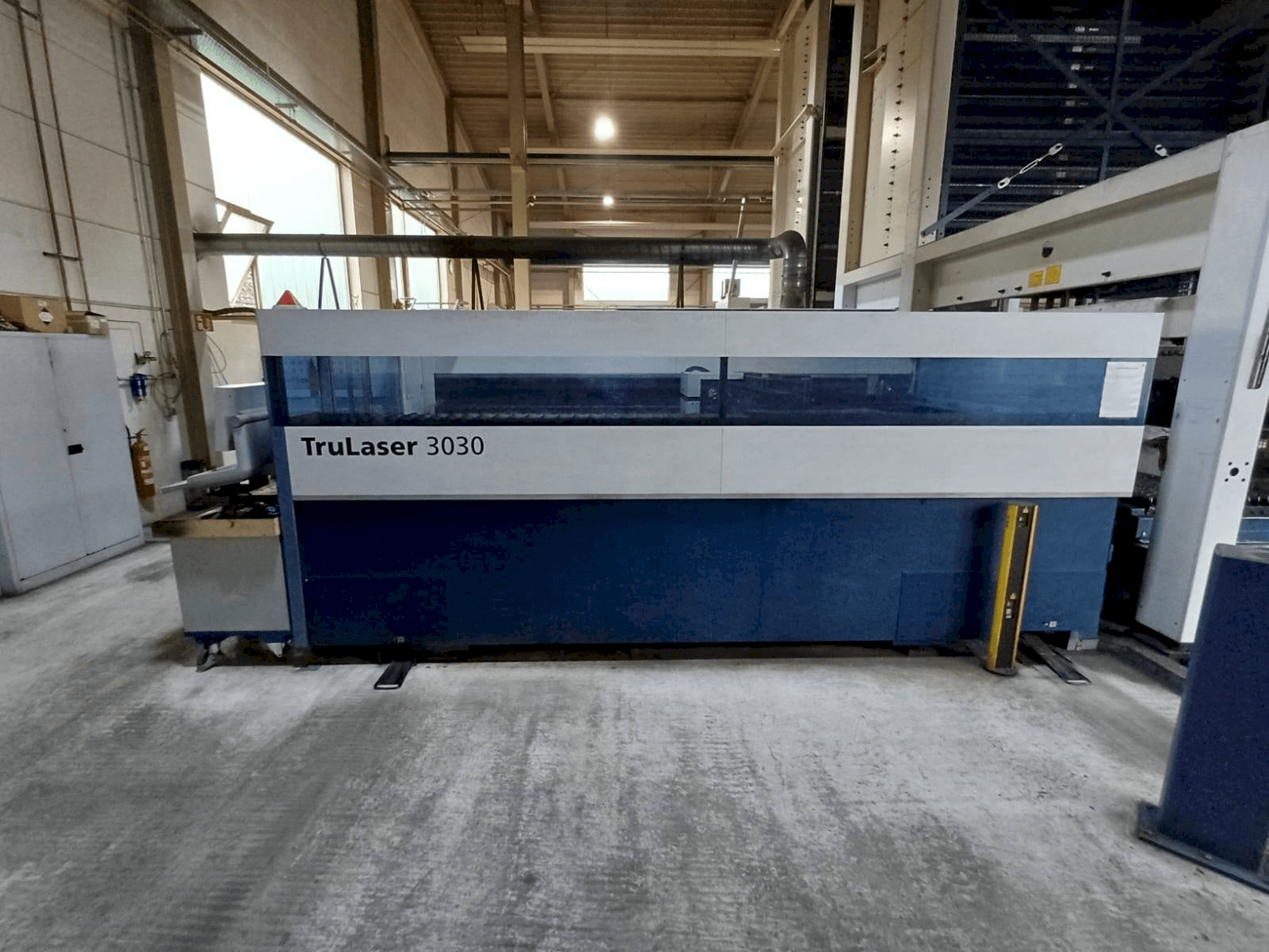 Вид станка TRUMPF TruLaser 3030 спереди