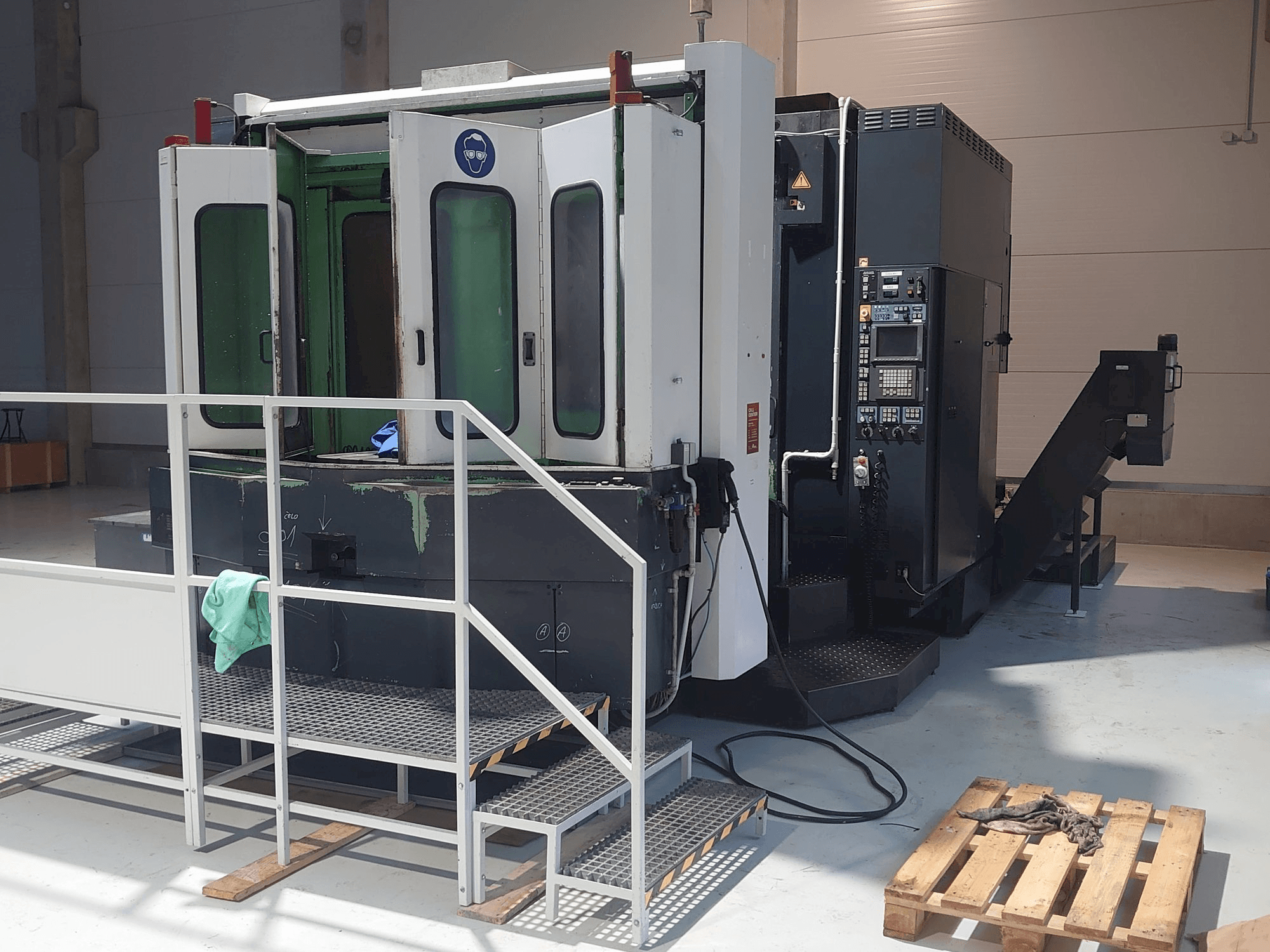 Вид станка Makino A77 спереди