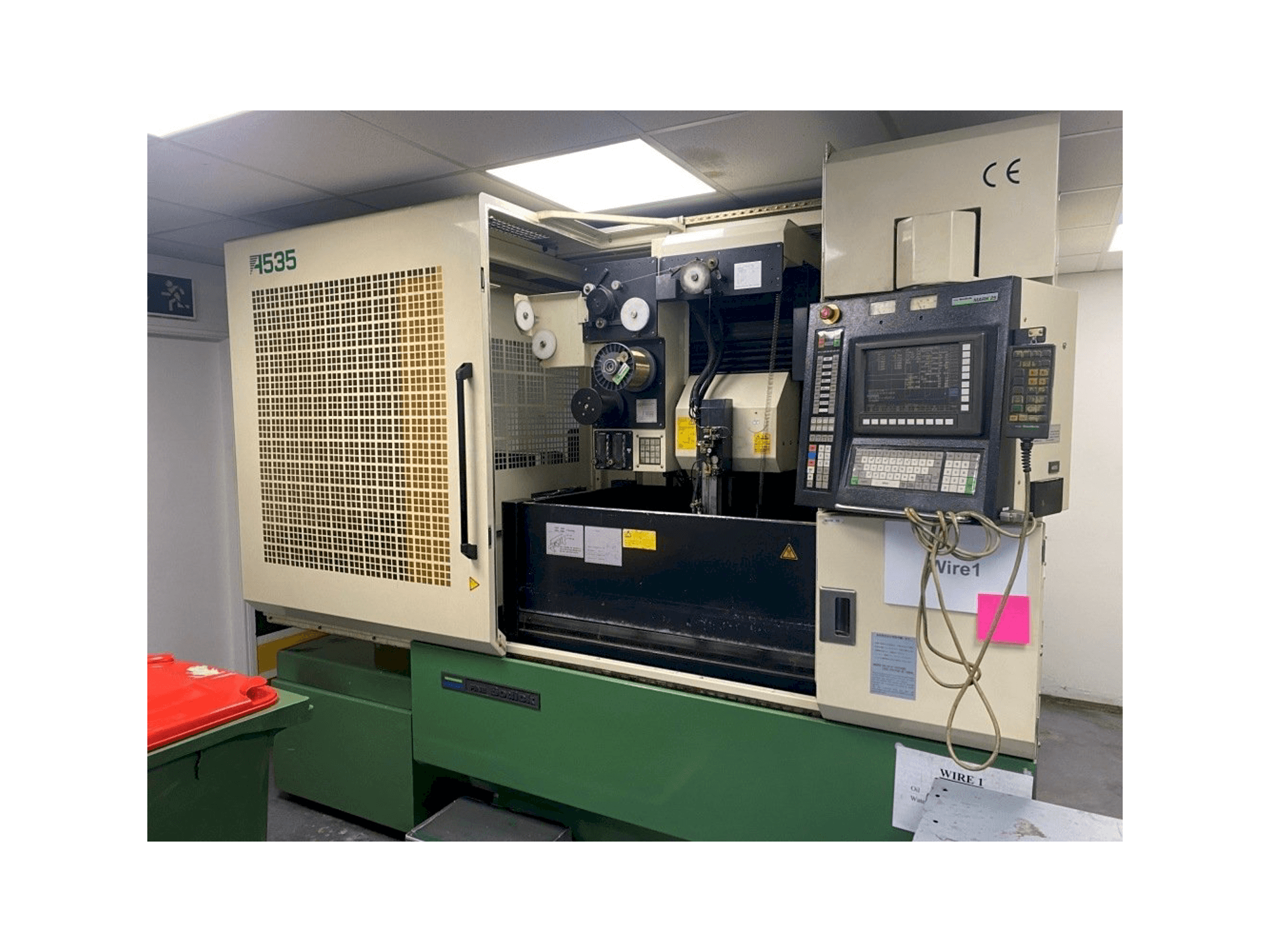 Вид станка Sodick A535 спереди