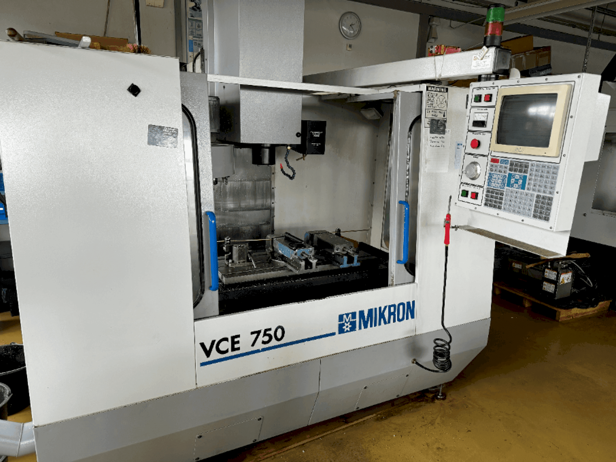 Вид станка MIKRON VCE 750 спереди
