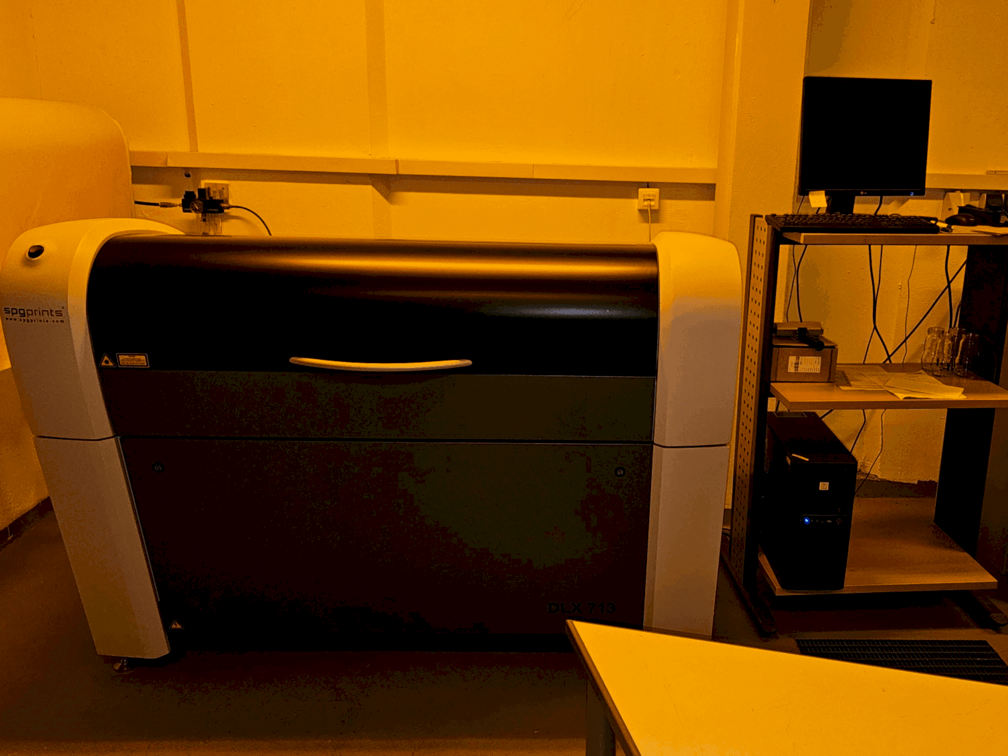 Вид станка SPGPrints DLX 713T спереди