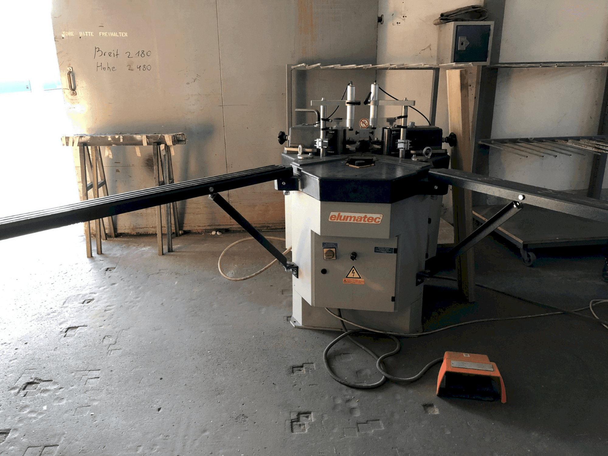 Вид станка Elumatec EP 124 спереди