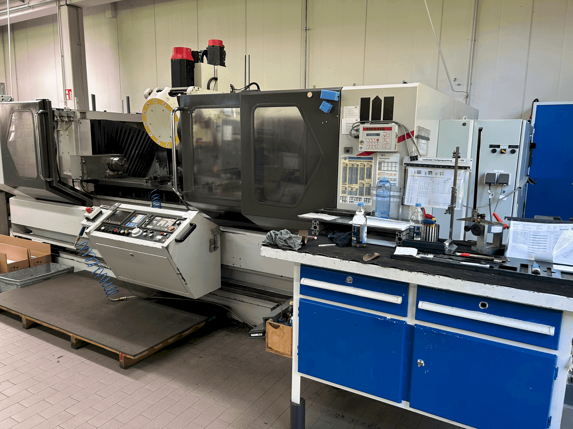 Вид станка STAMA MC 520 спереди