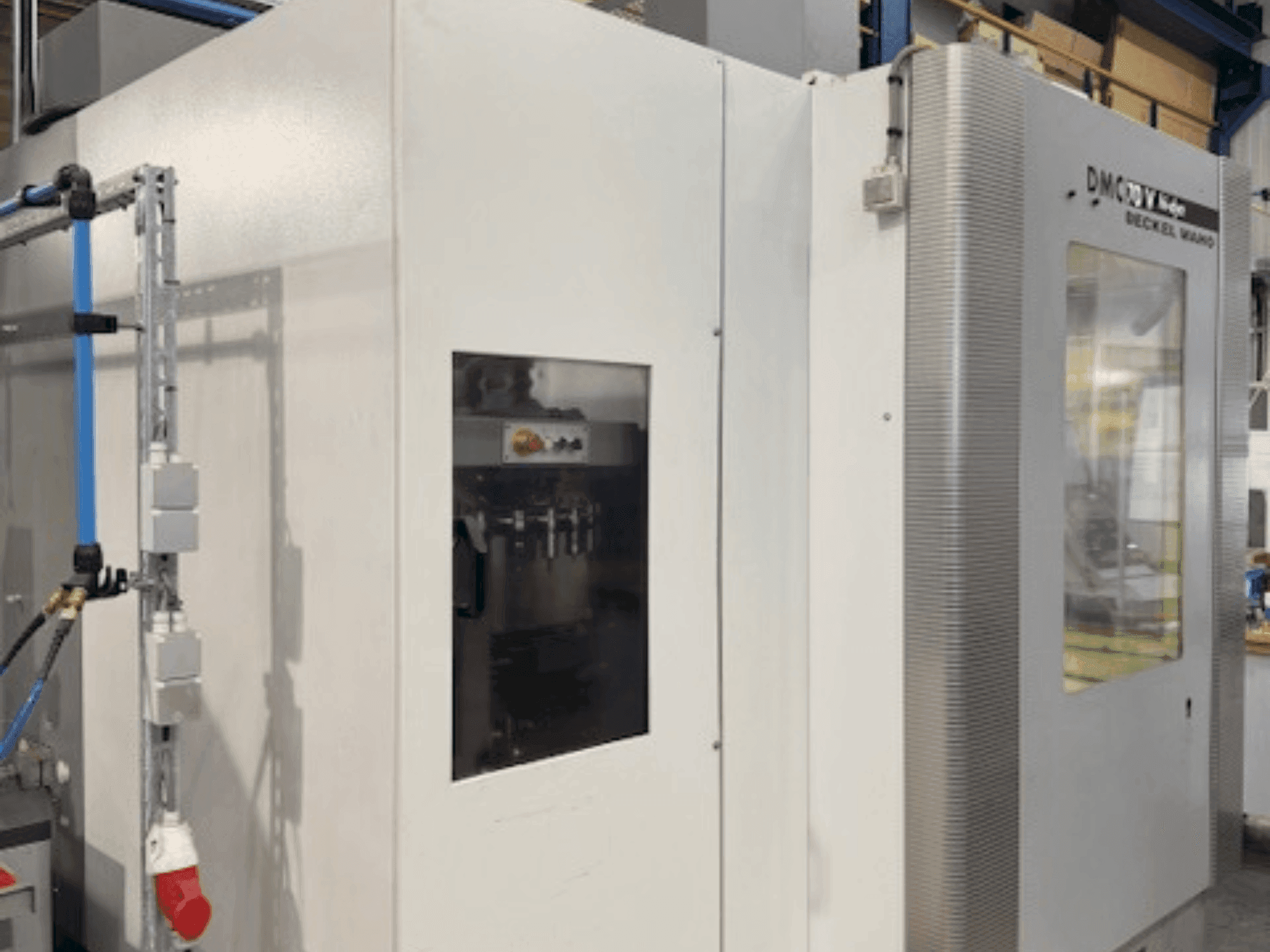 Вид станка DECKEL MAHO DMC 70V Hi-Dyn спереди