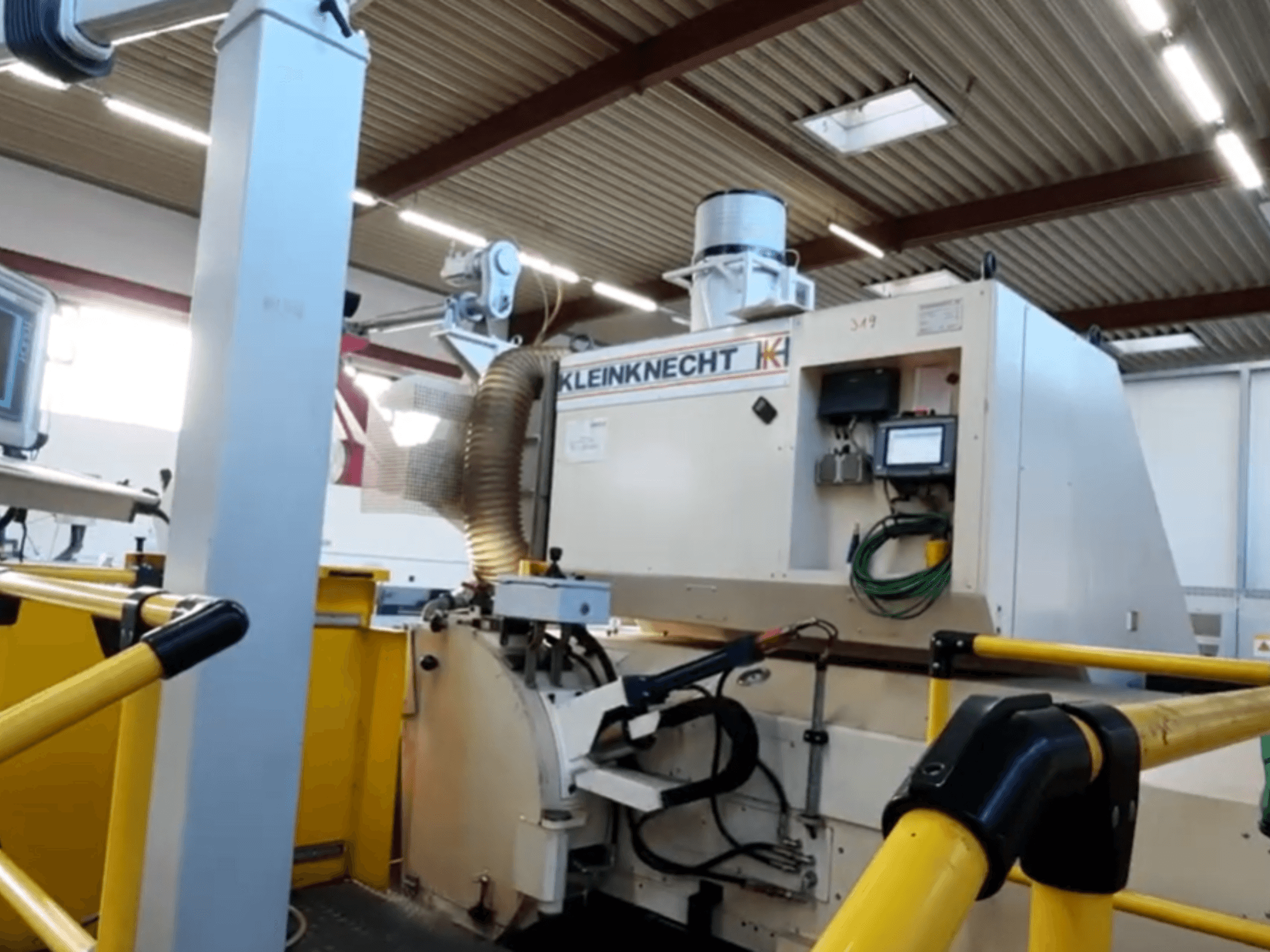 Цилиндрический шлифовальный станок WALDRICH KLEINKNECHT WS III C 6.00 X 5000, показан на виде сбоку, с панелью управления и вытяжной системой.