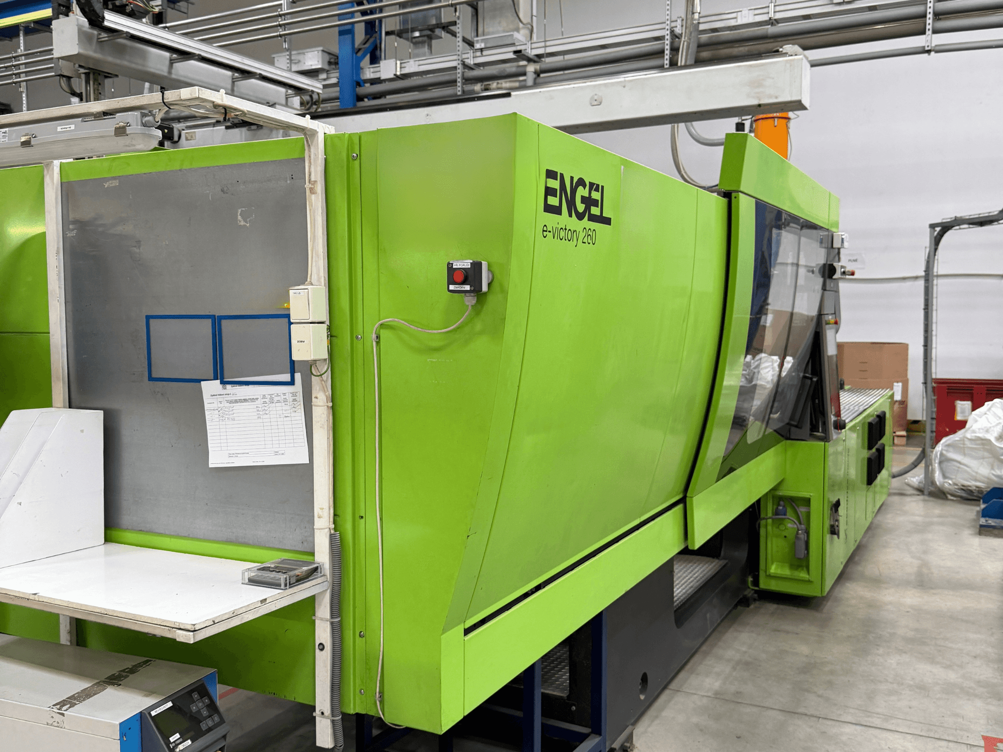 Электрическая термопластавтомат Green Engel e-victory 260, вид сбоку, с панелью управления и рабочей поверхностью.