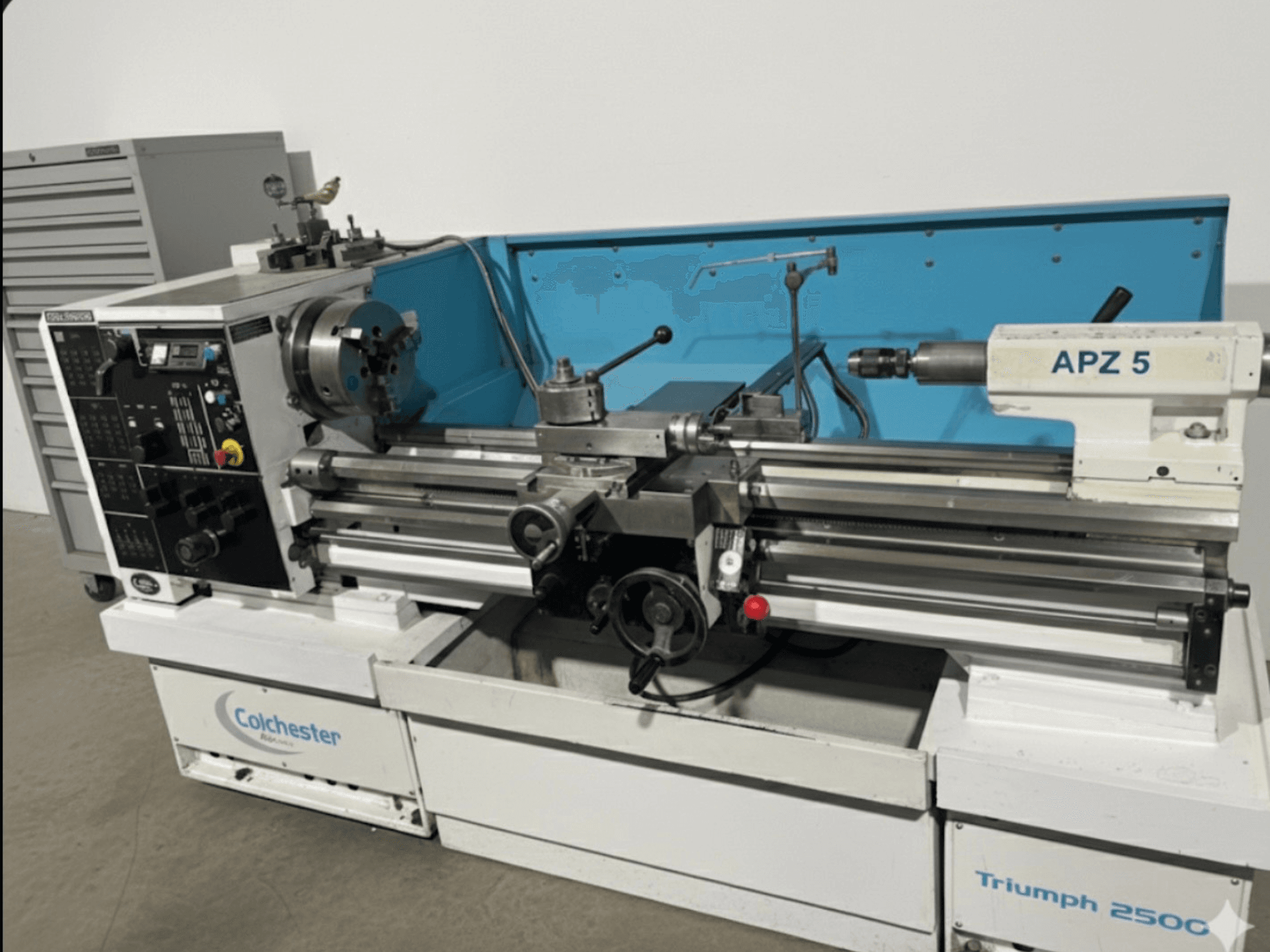 Токарный станок Colchester Triumph 250C, вид спереди, с приставкой APZ 5 и панелью управления с циферблатами и кнопками.