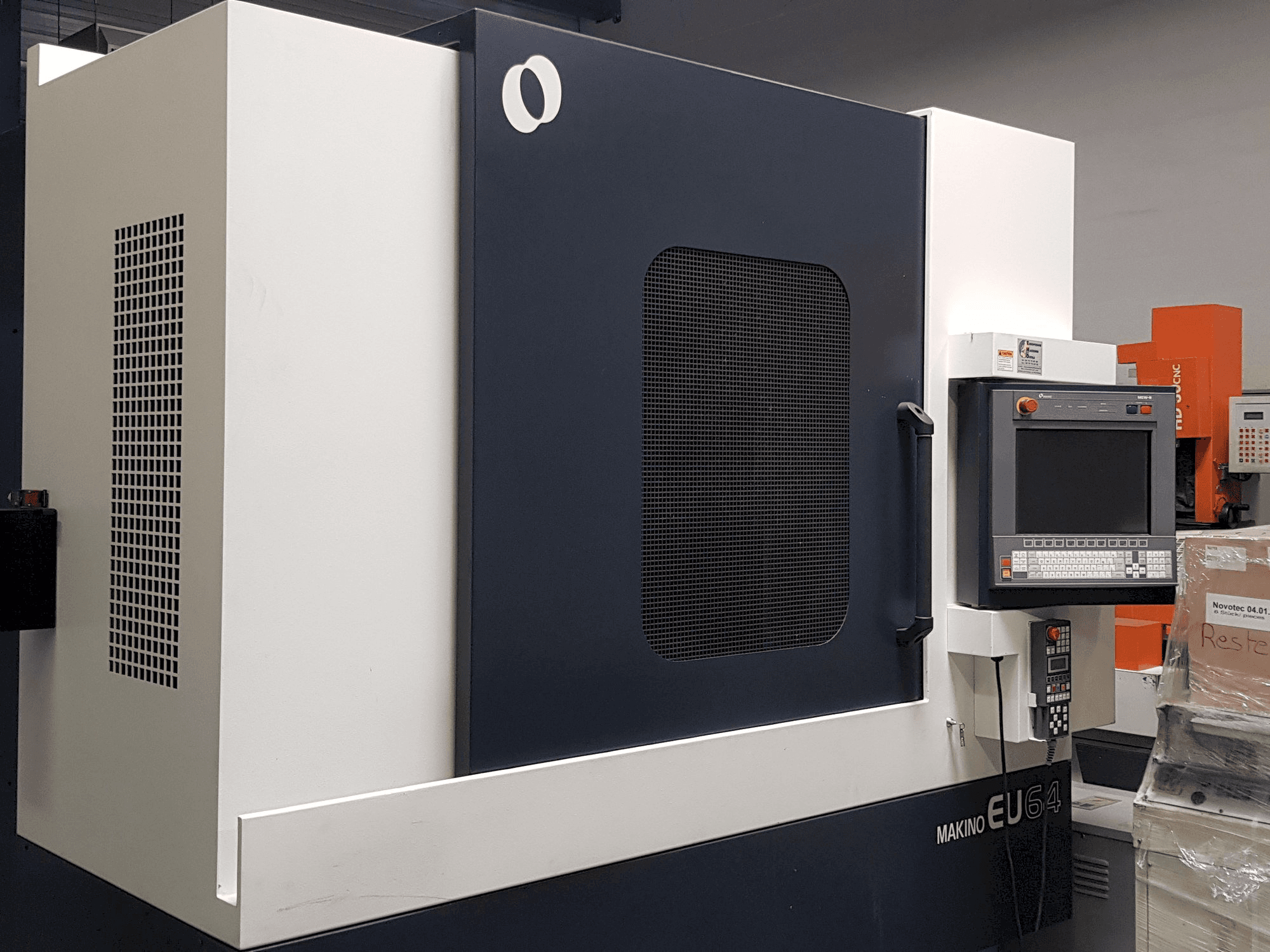 Вид станка Makino EU 65 спереди