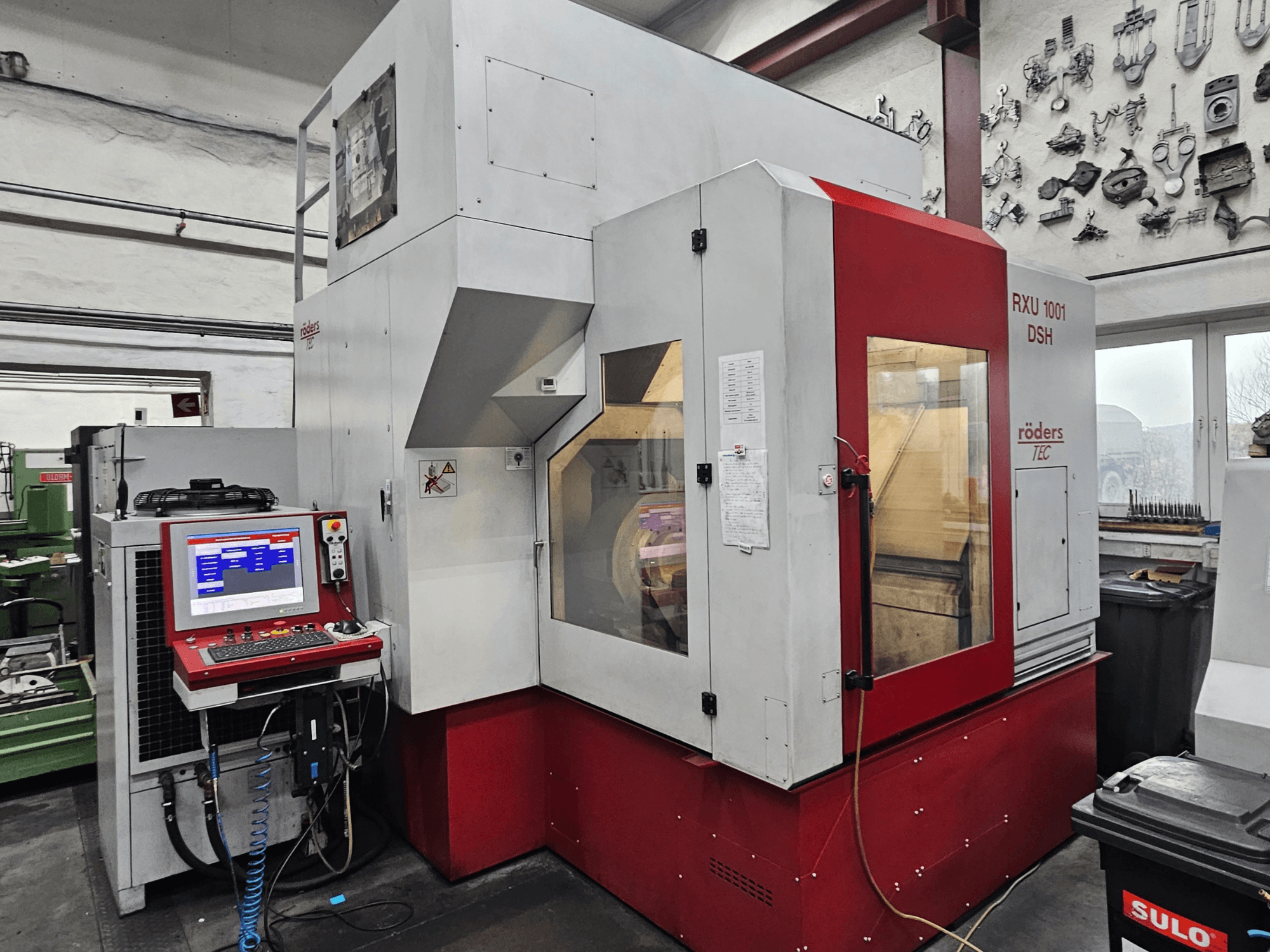 Вертикальный обрабатывающий центр RÖDERS RXU 1001 DSH, вид спереди на панель управления и детали станка в условиях мастерской.