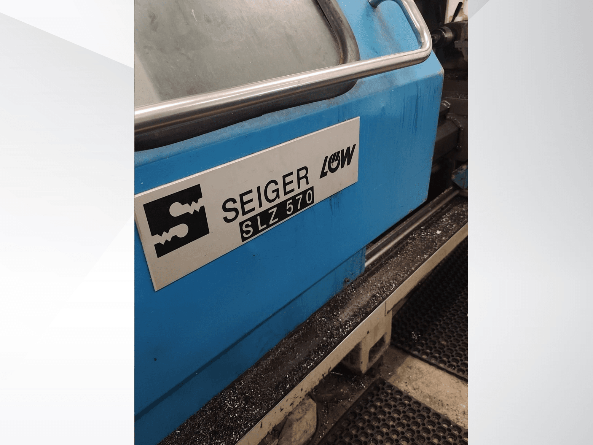 Крупный план токарного станка SEIGER SLZ570 в боковом ракурсе с синим корпусом и логотипом, демонстрирующий элементы управления.