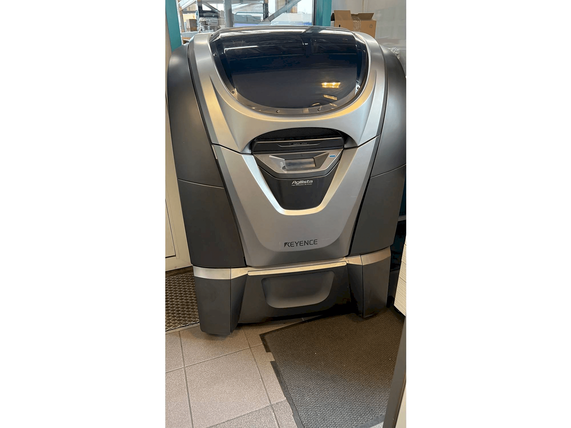 Вид станка KEYENCE Agilista 3200 спереди