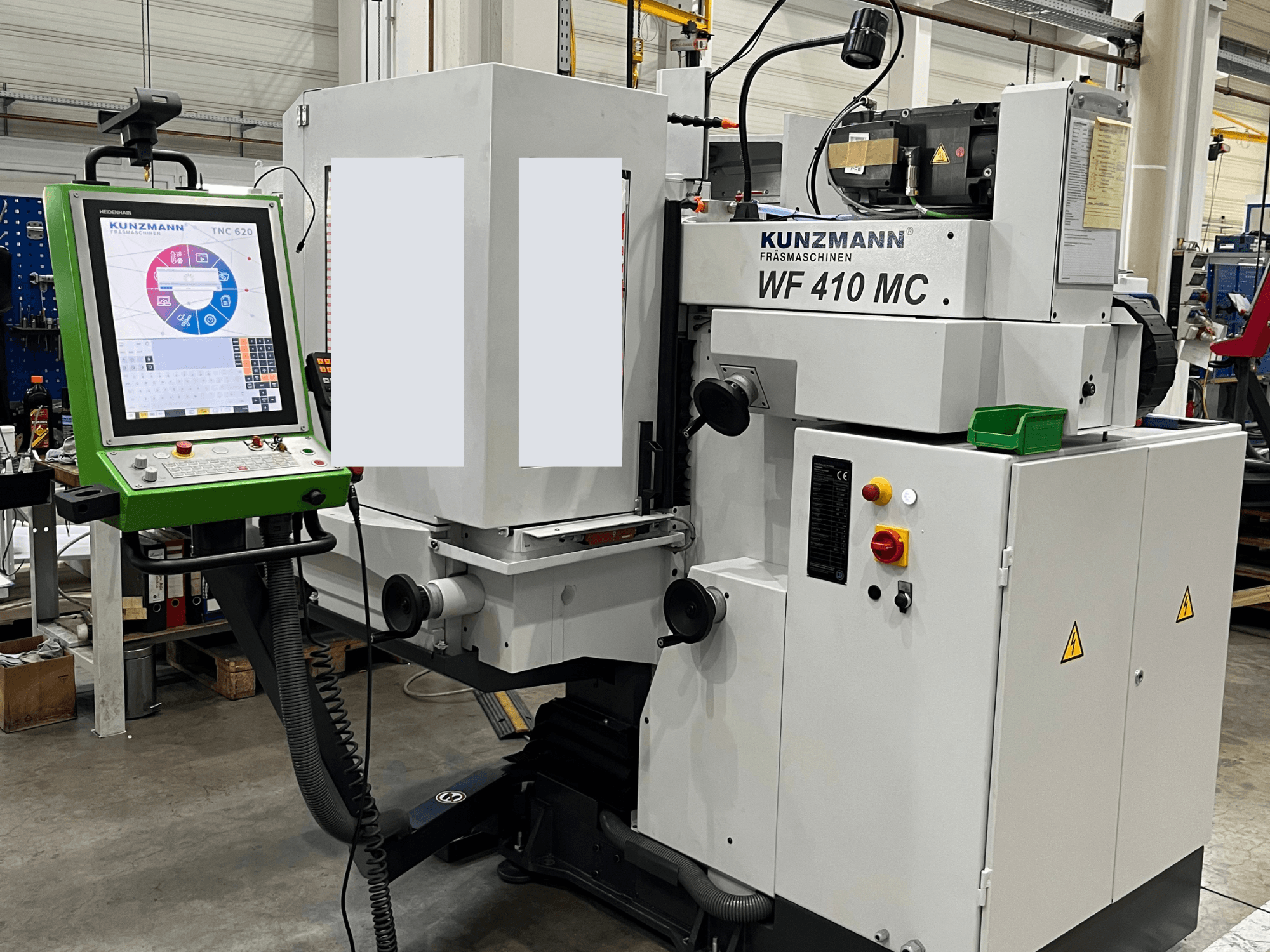 Вертикальный обрабатывающий центр KUNZMANN WF 410 MC, вид спереди с видимой панелью управления и рабочими кнопками.