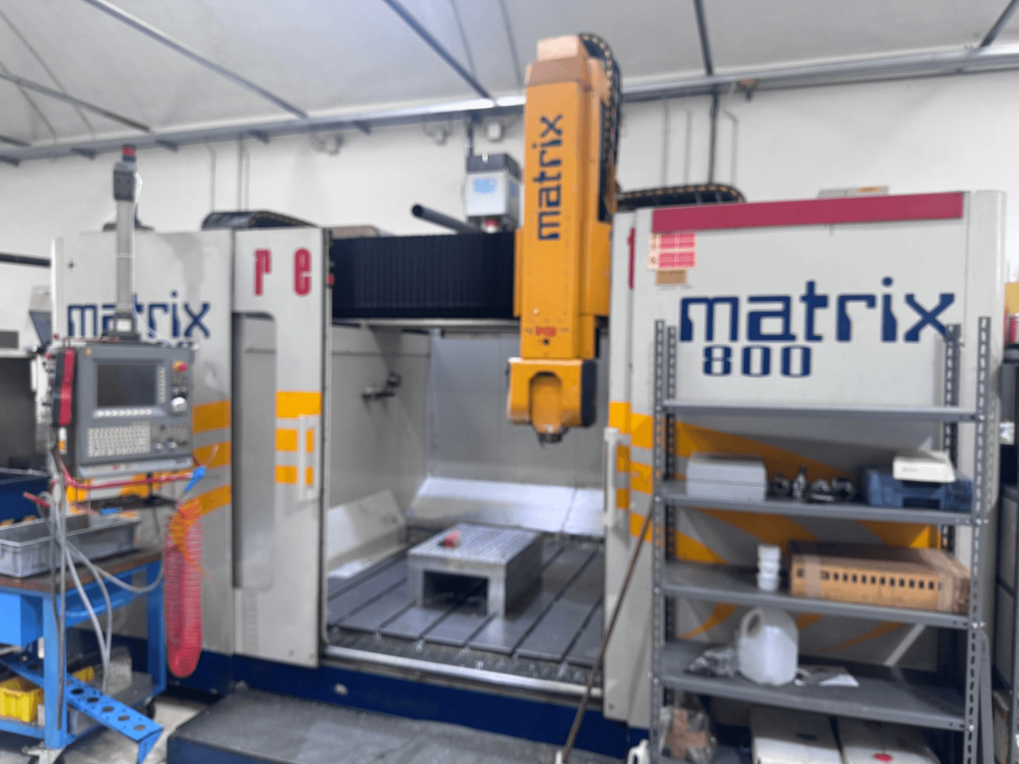 Станок с ЧПУ Matrix 800 в виде мастерской, панель управления, инструменты и рабочий стол с различными предметами.