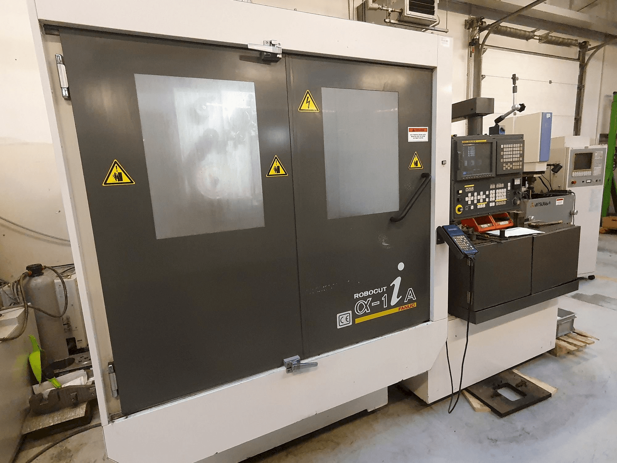 Вид станка FANUC Robocut Alpha-1iA спереди