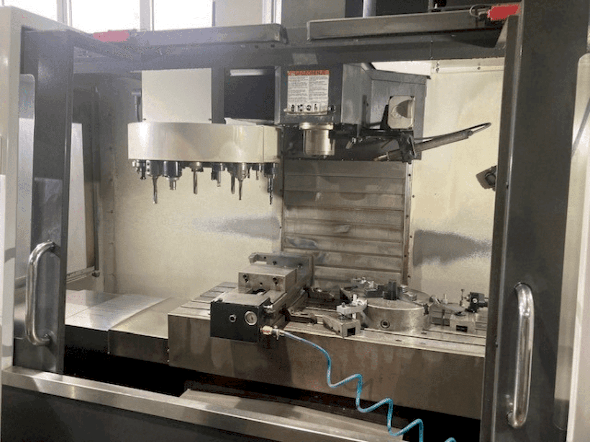 Вид станка HAAS VF 3 спереди