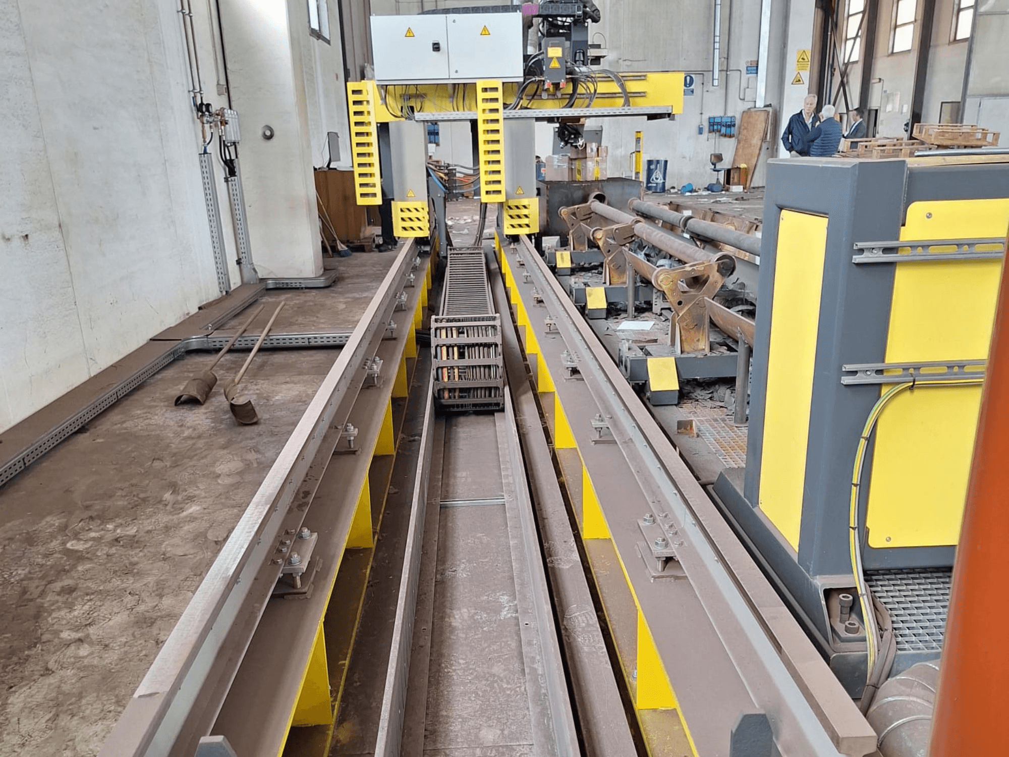 Труборезный станок ESAB SUPRAREX 3100 SXE HD 1000 спереди, видны гусеницы, режущая головка и желтые защитные элементы.