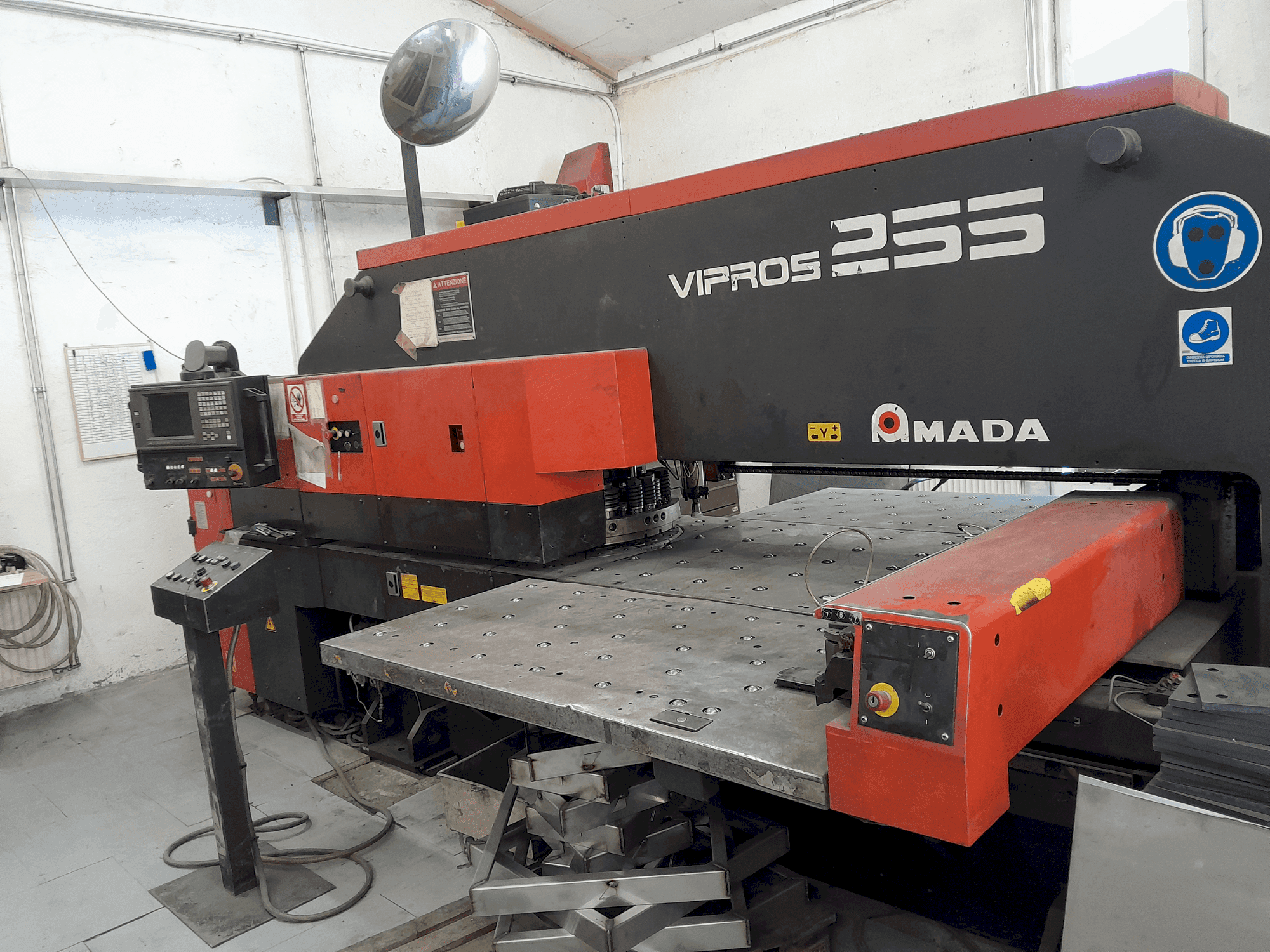 Вид станка AMADA Vipros 255 спереди