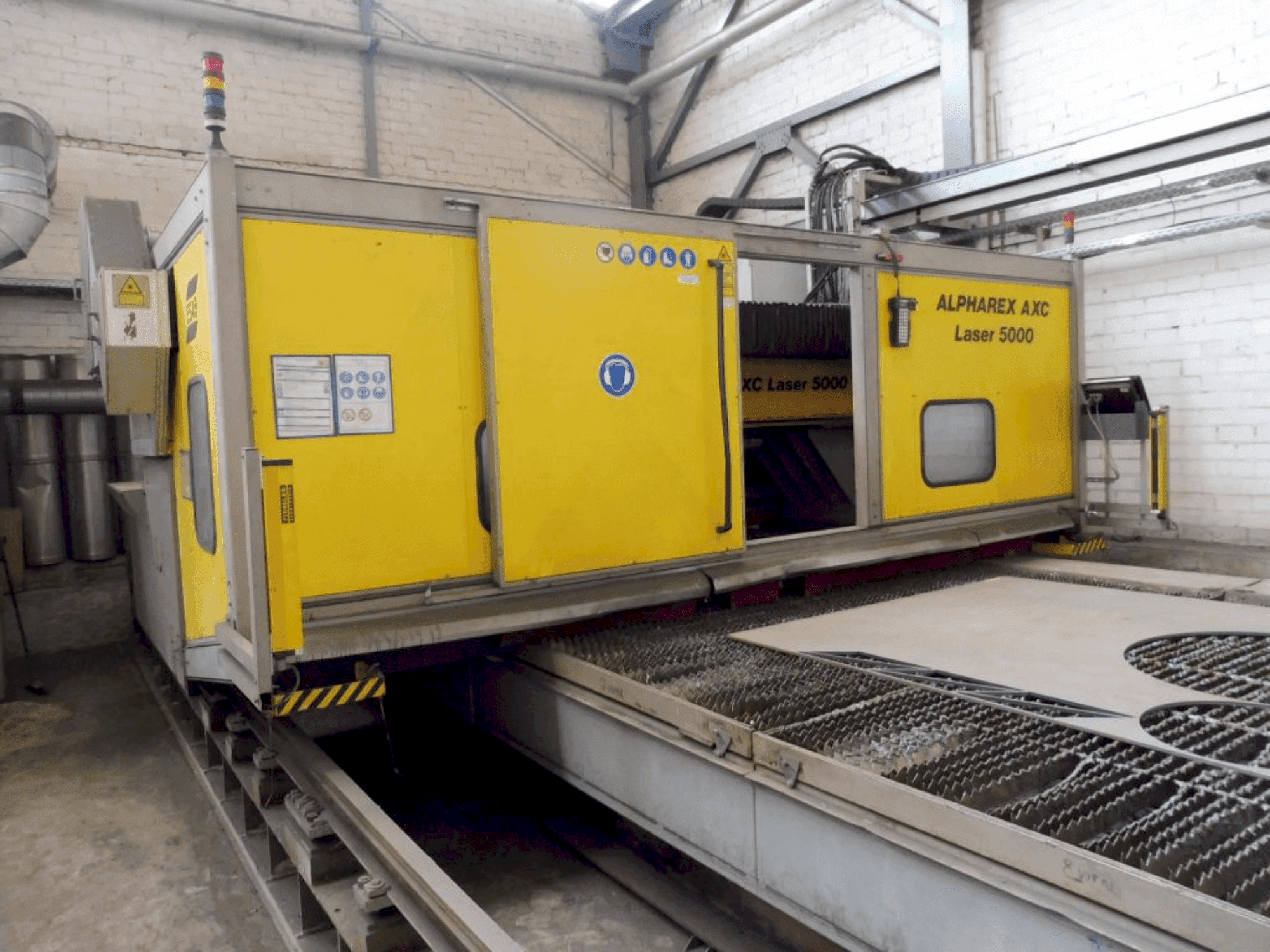 Вид станка ALPHAREX AXC Laser 500 спереди