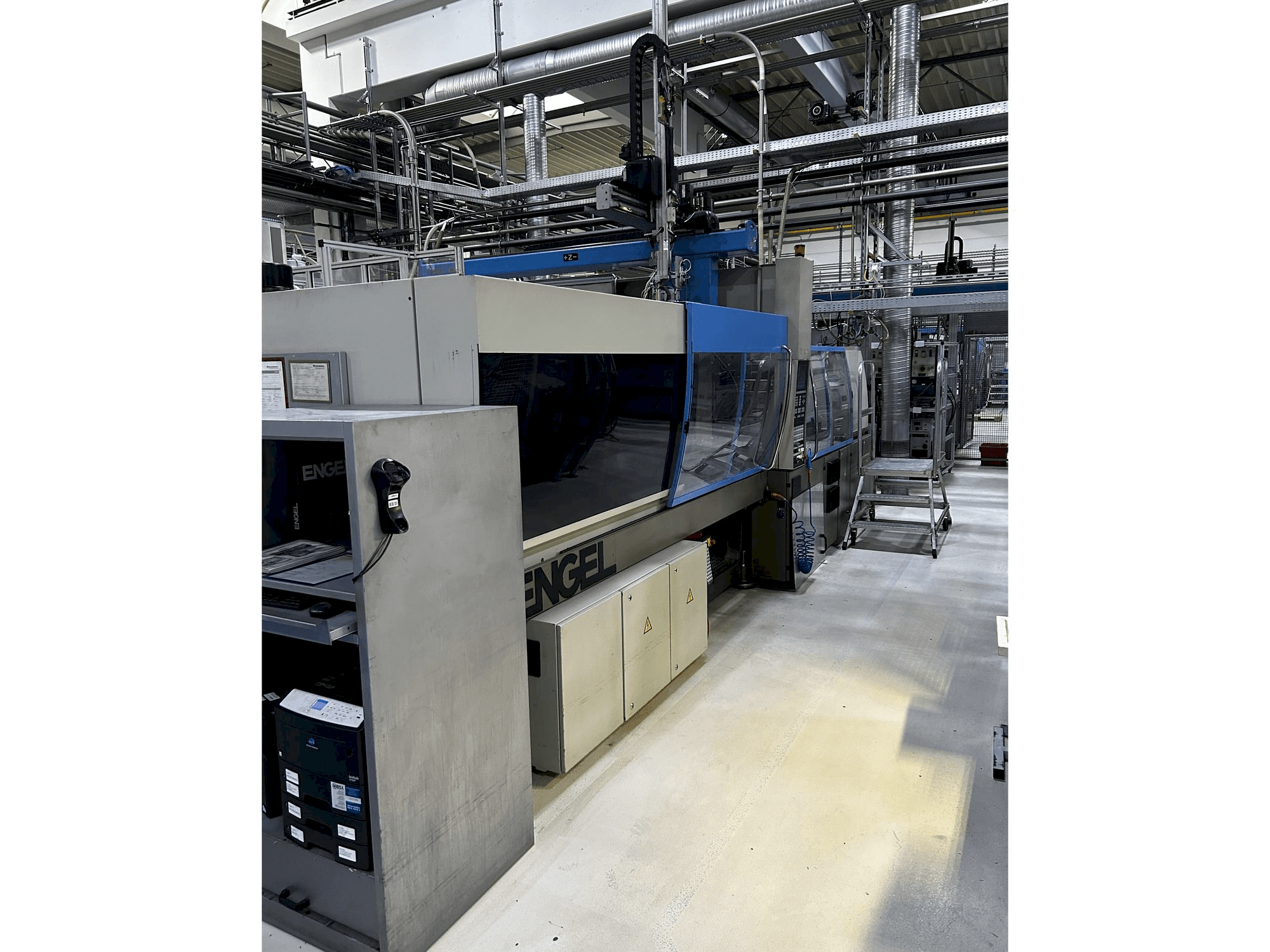 Вид станка с Engel VICTORY 1050/220 правой стороны