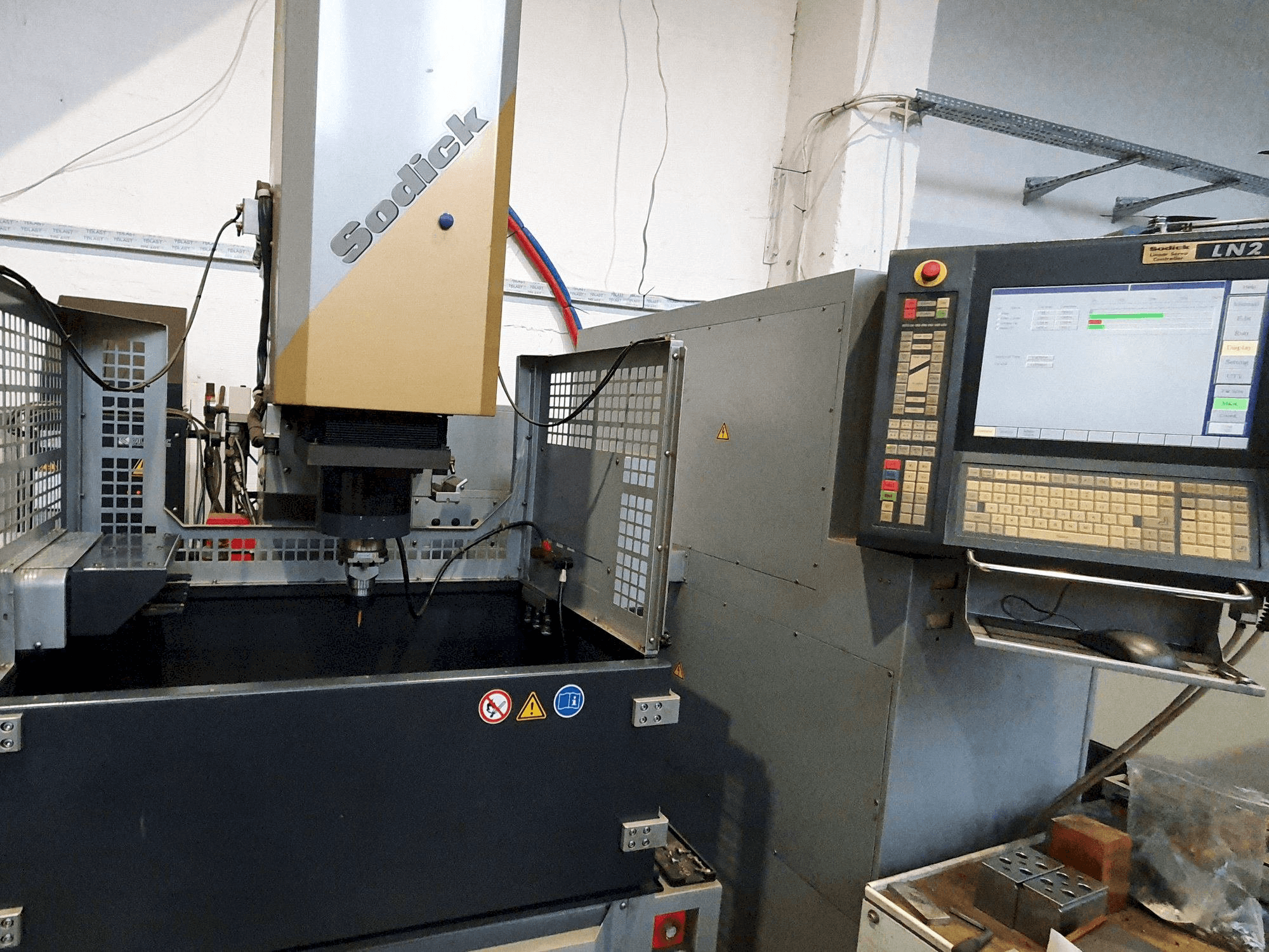 Вид станка Sodick AM3L (2005) спереди