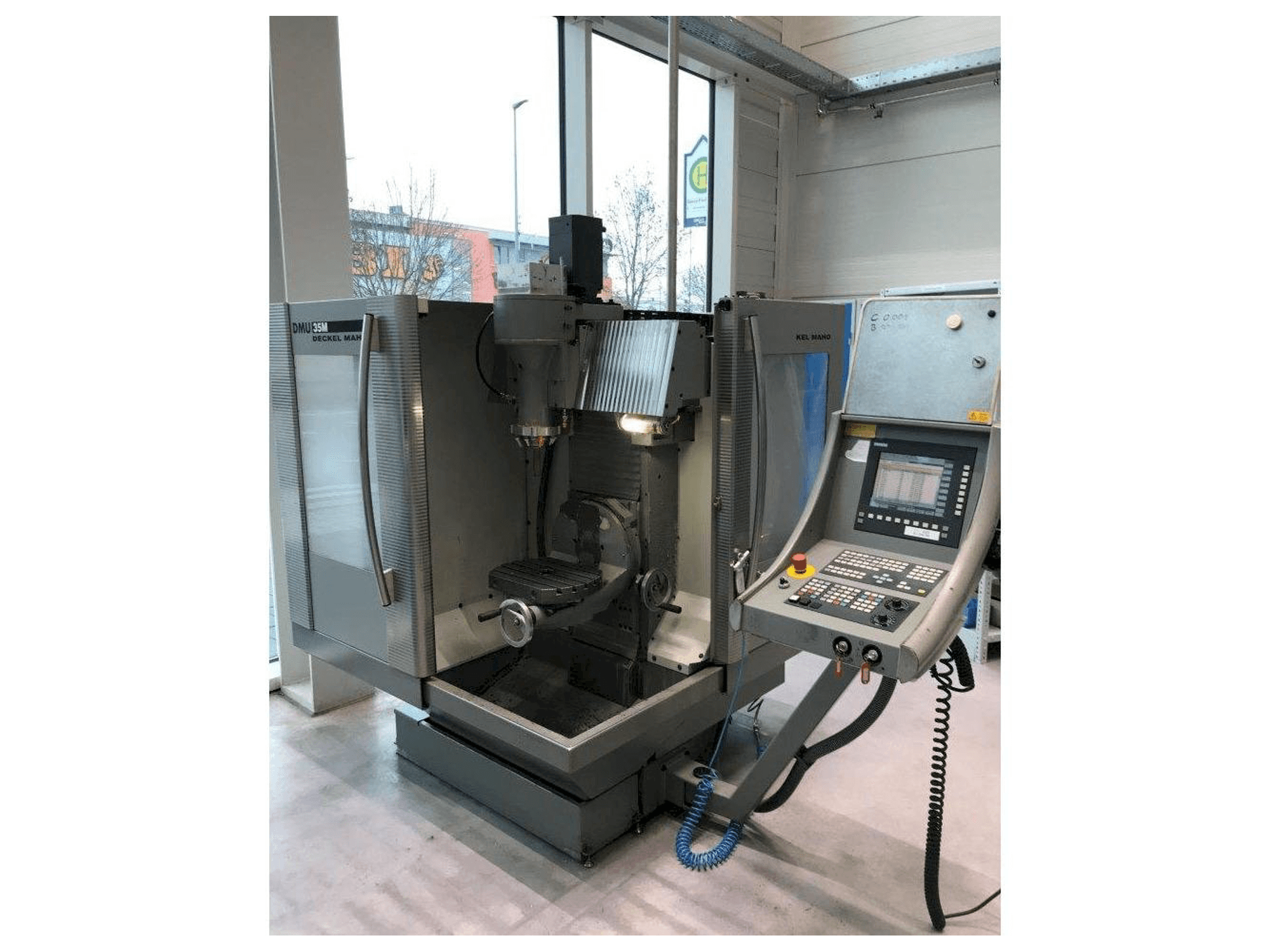 Вид станка DECKEL MAHO DMU 35 M спереди