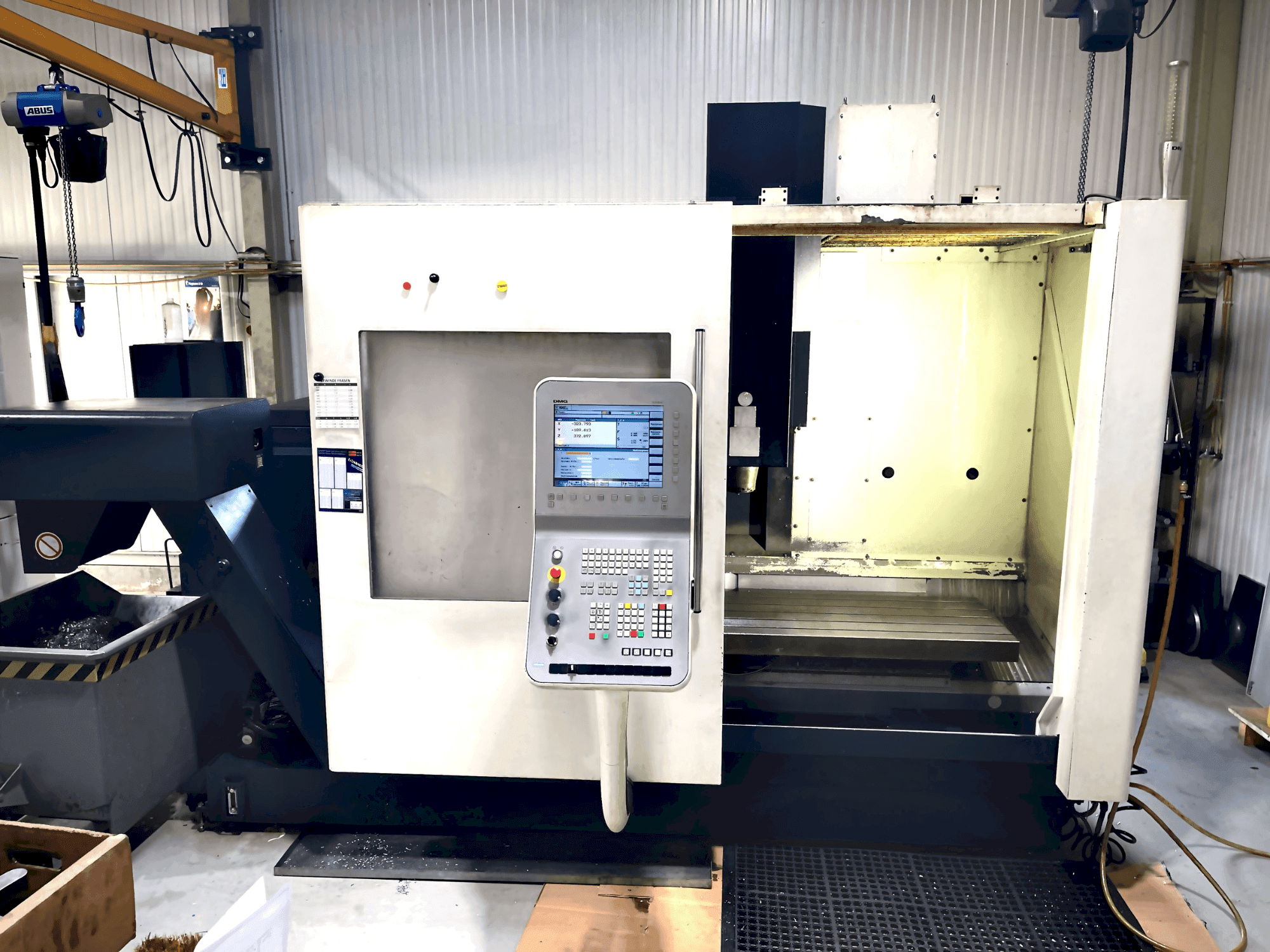 Вид станка DMG MORI DMC 1035 v eco спереди