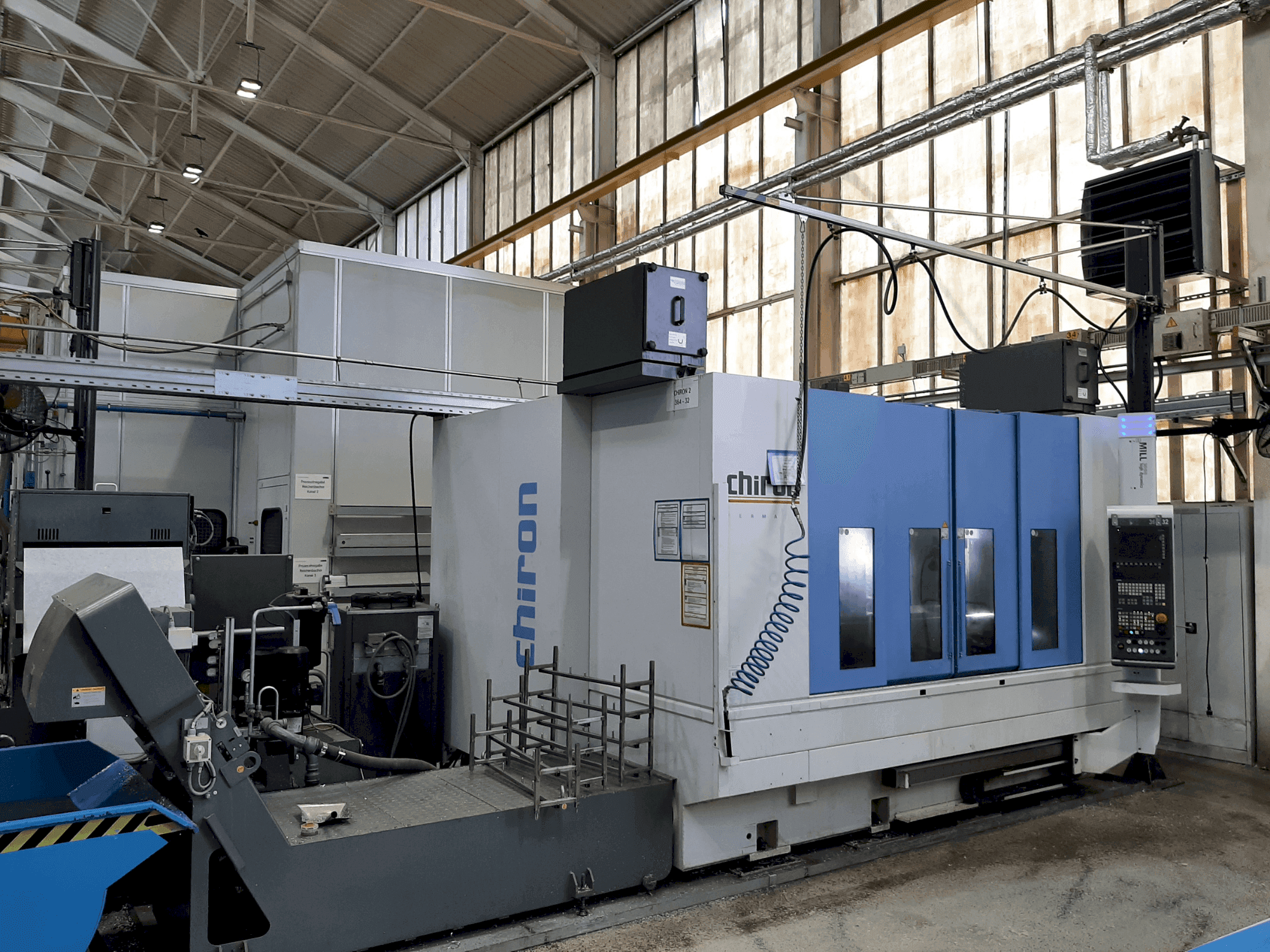 Вид станка CHIRON Mill 2000 High Dynamics (2018) спереди
