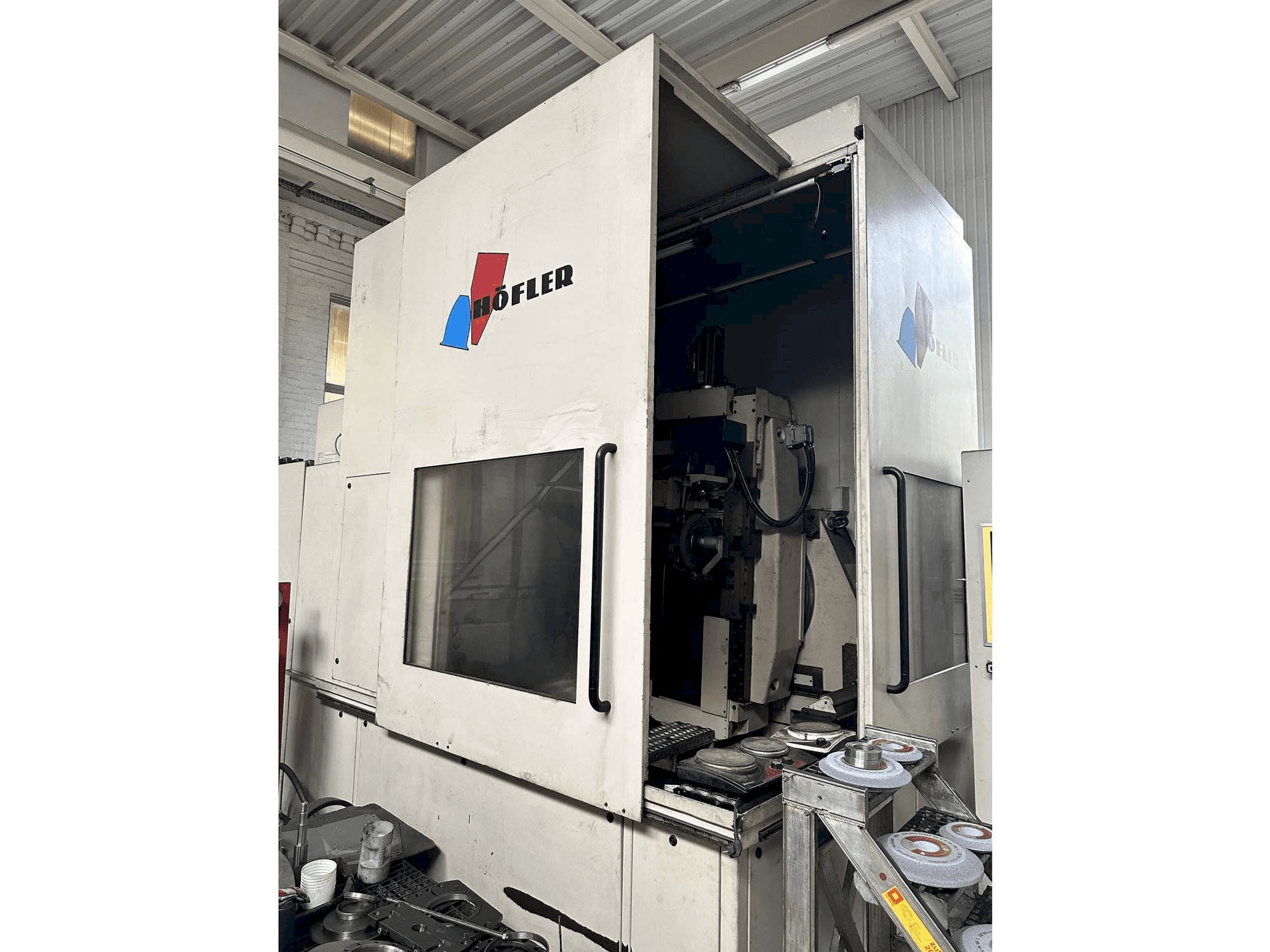 Вид станка HOFLER NOVA CNC 1000 спереди