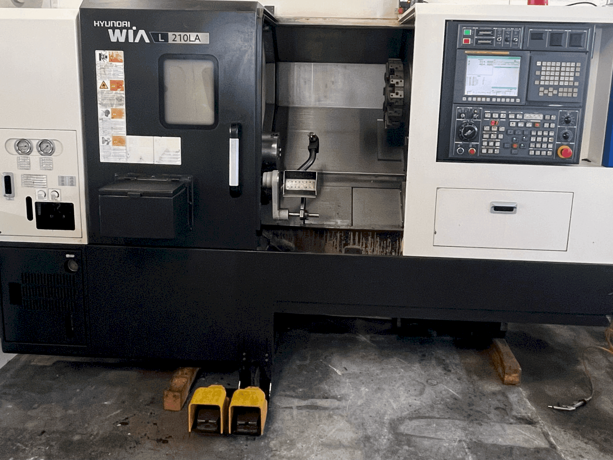 Вид станка HYUNDAI KIA L 210LA спереди