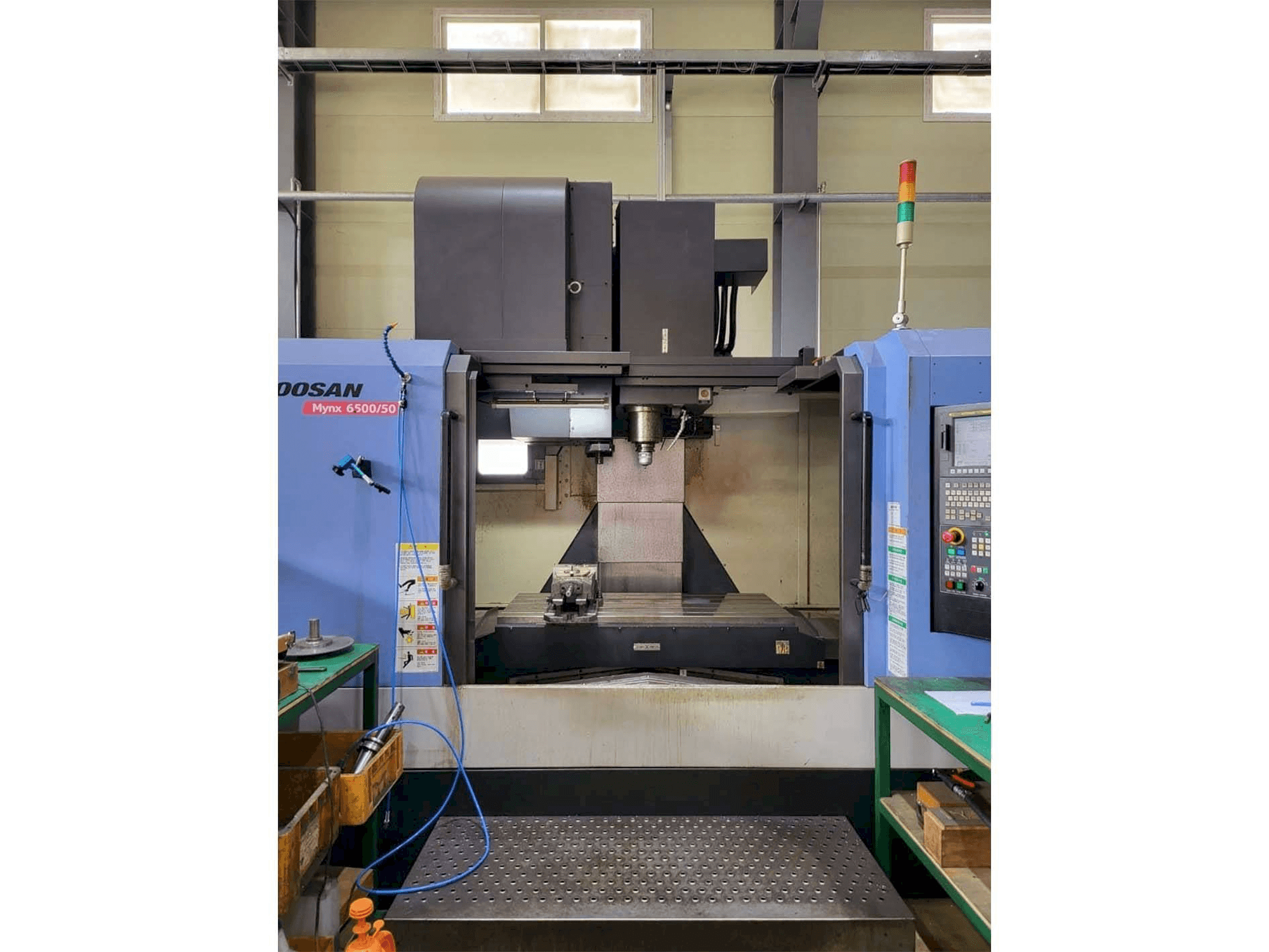 Вид станка Doosan MYNX 6500/50 спереди