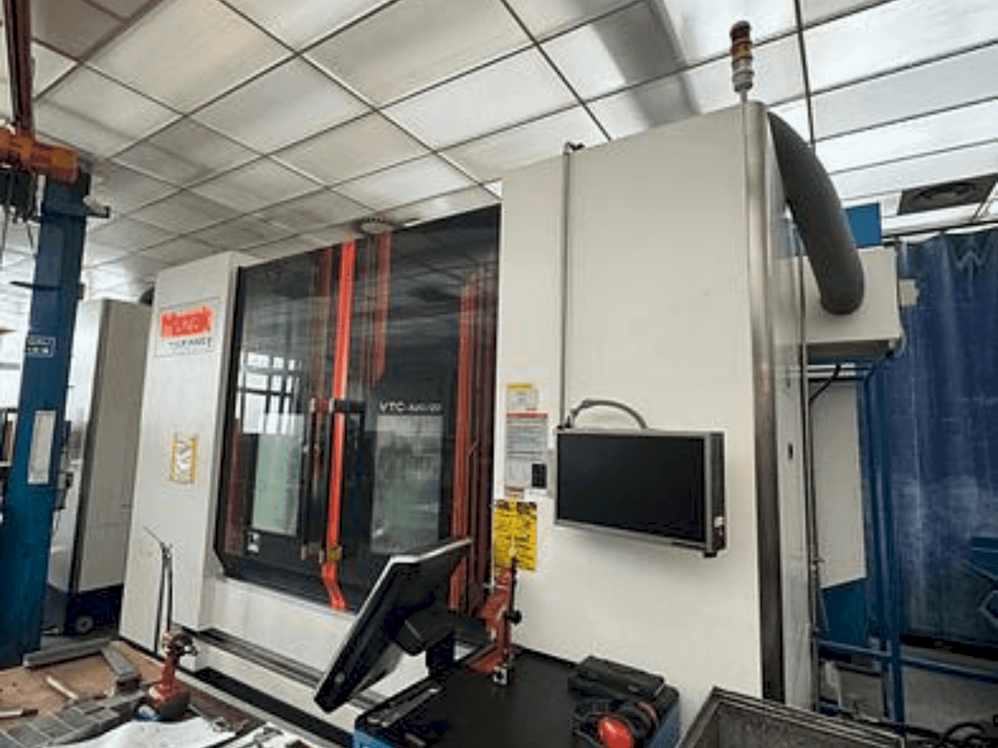 Вид станка Mazak VTC 820/20 спереди