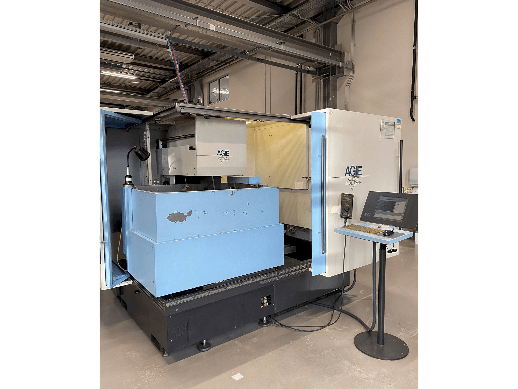 Вид станка AGIE AGIECUT VERTEX 3 спереди