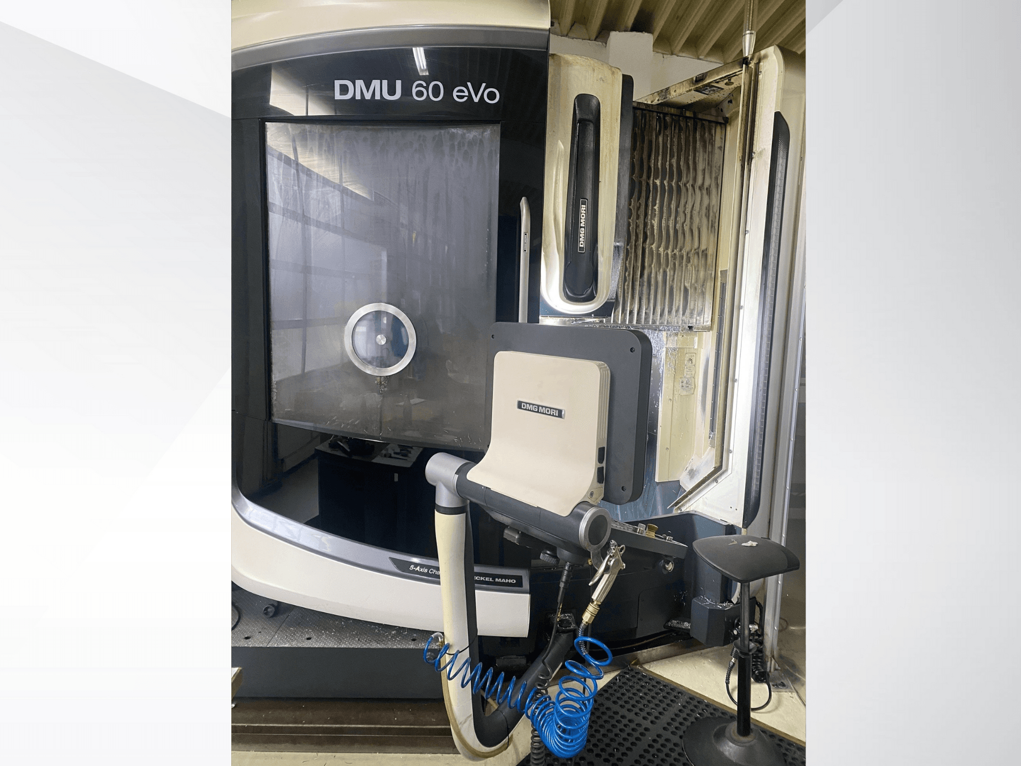 Фрезерный станок с ЧПУ DMU 60 eVo, вид спереди, панель управления и инструменты, идеально подходит для точной обработки.