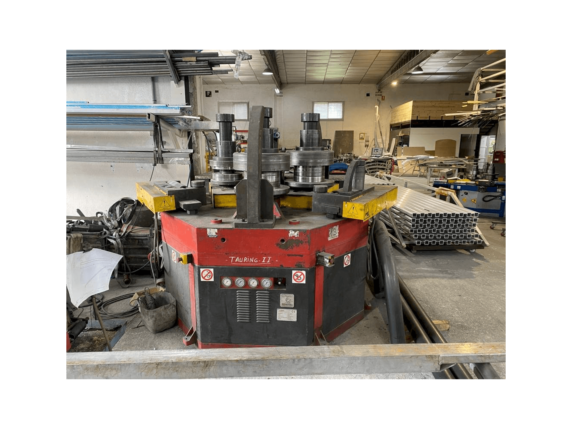 Вид станка Tauring Alfa 200 спереди