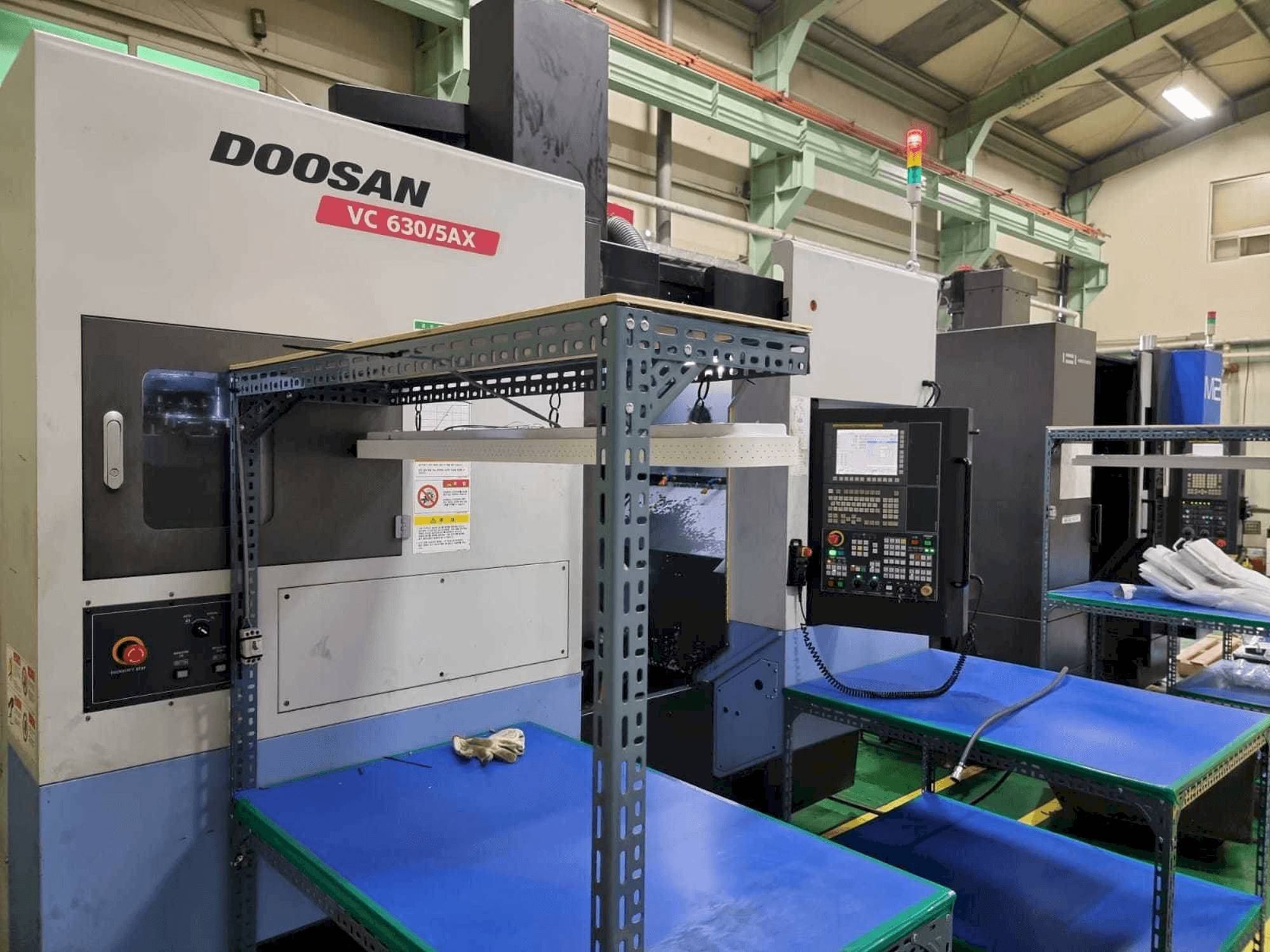 Вид станка Doosan VC630/5AX спереди
