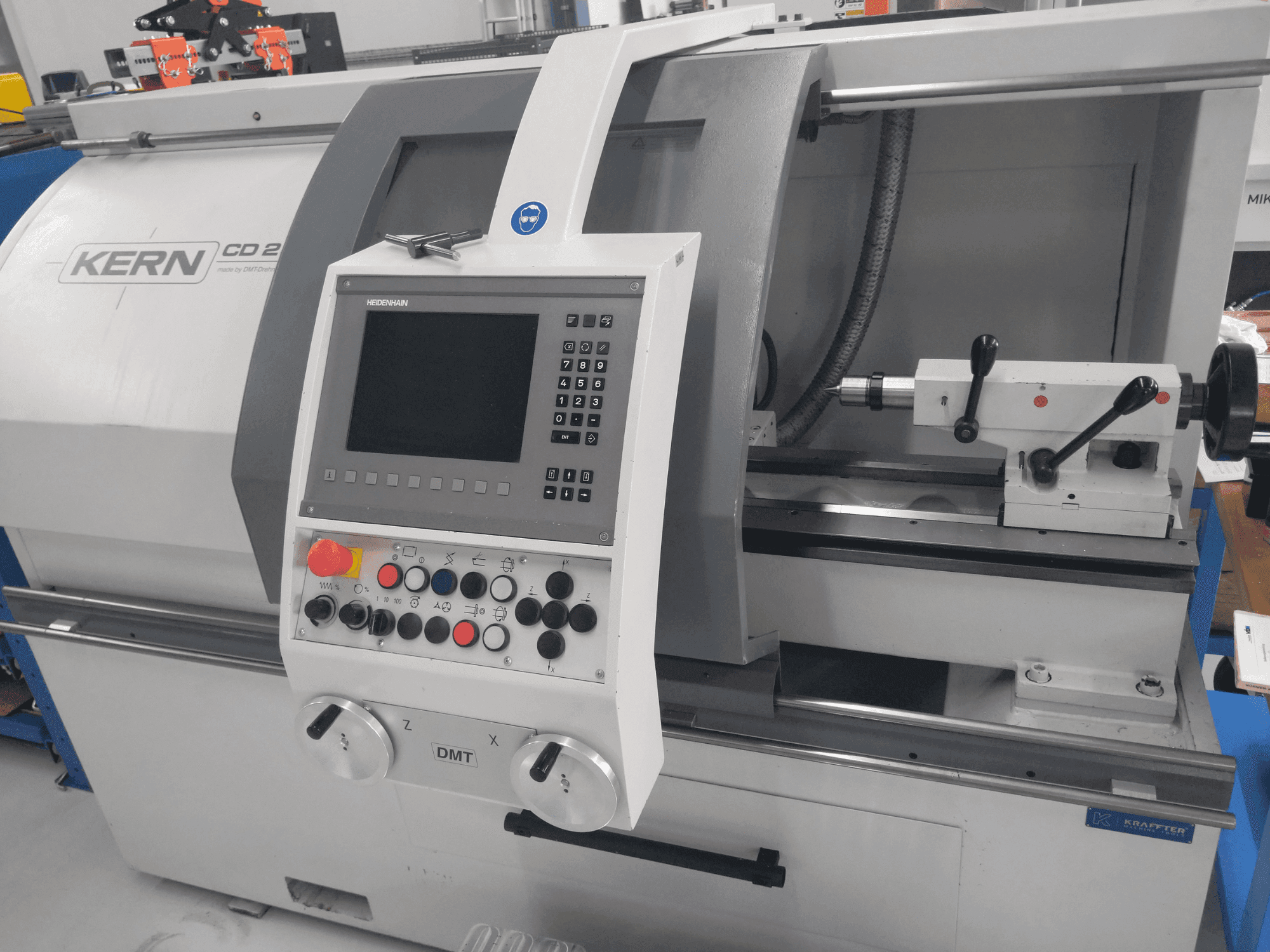 Вид станка DMT KERN CD 282 спереди