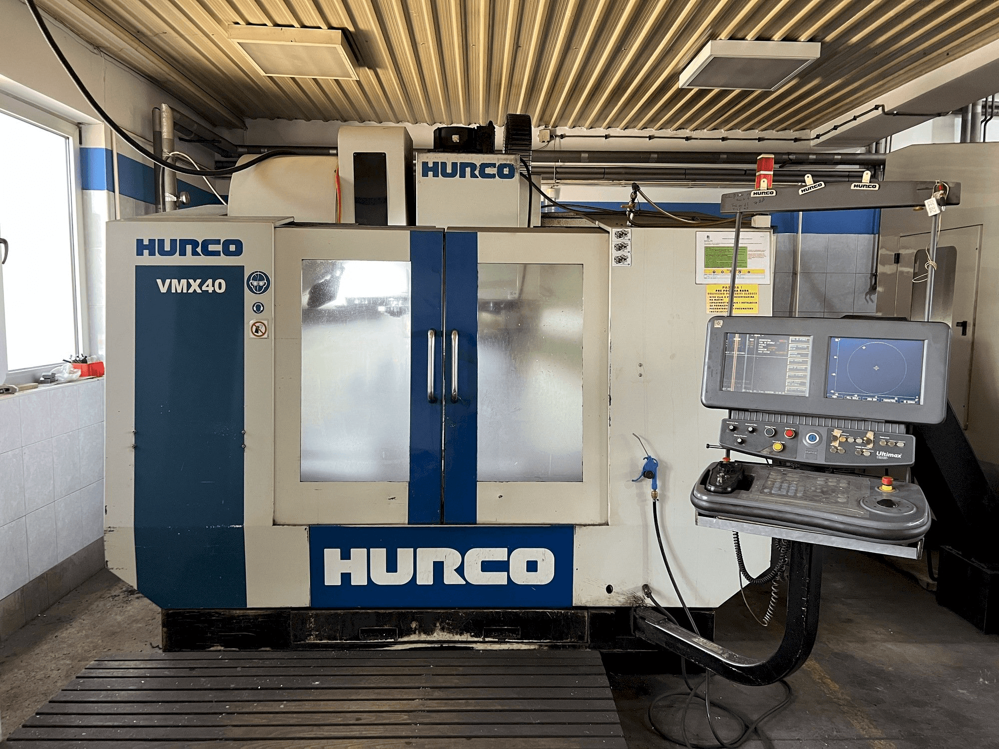 Вид станка Hurco VMX 40 спереди