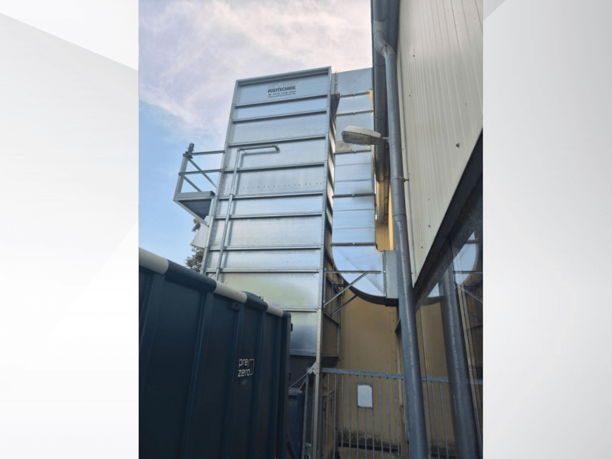 Polytechnick MultiStar JP5 BrikStar c-3 18 от HOCKER, вид сбоку на металлическую конструкцию и воздуховоды на фоне неба.