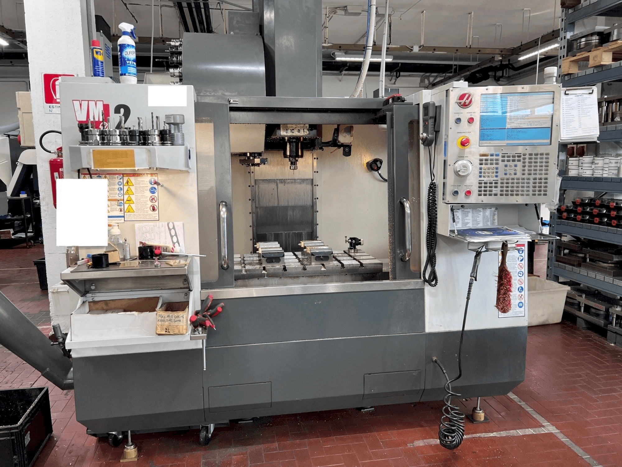 Вид станка HAAS VM2 спереди