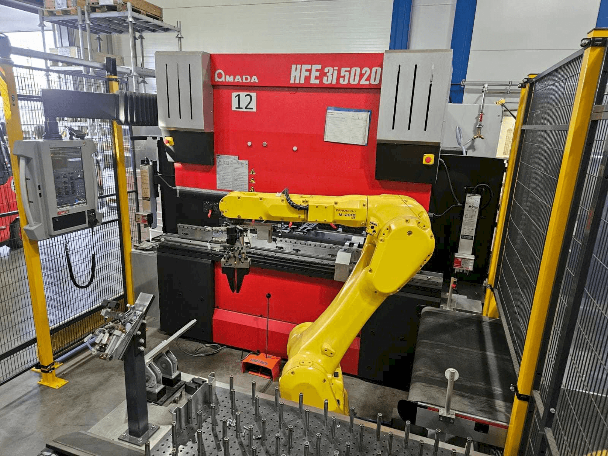 Вид станка AMADA HFE5020 3i + Robot спереди